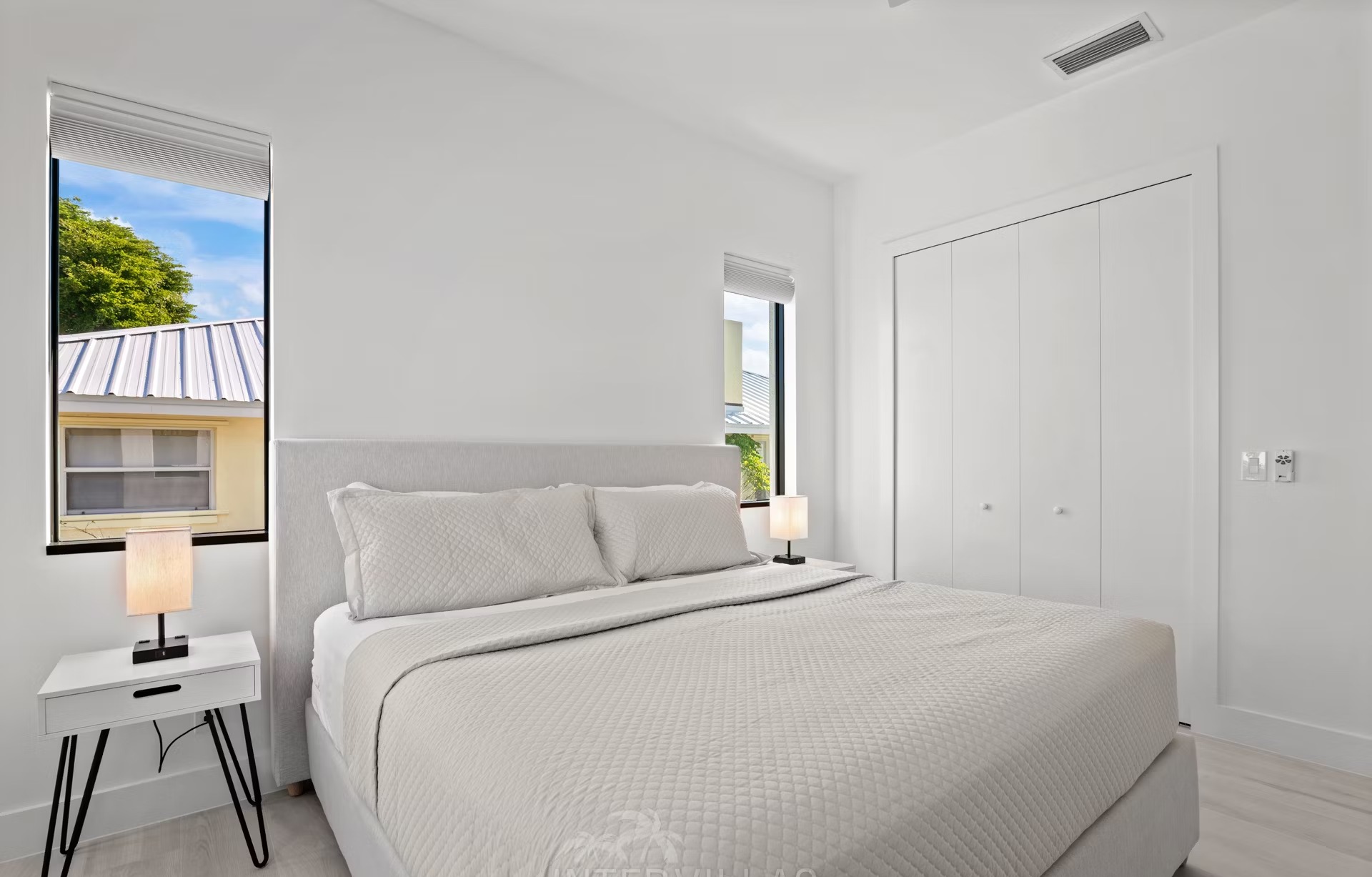 Moderne Villa am Wasser mit Salzwasser-Pool und Spa.