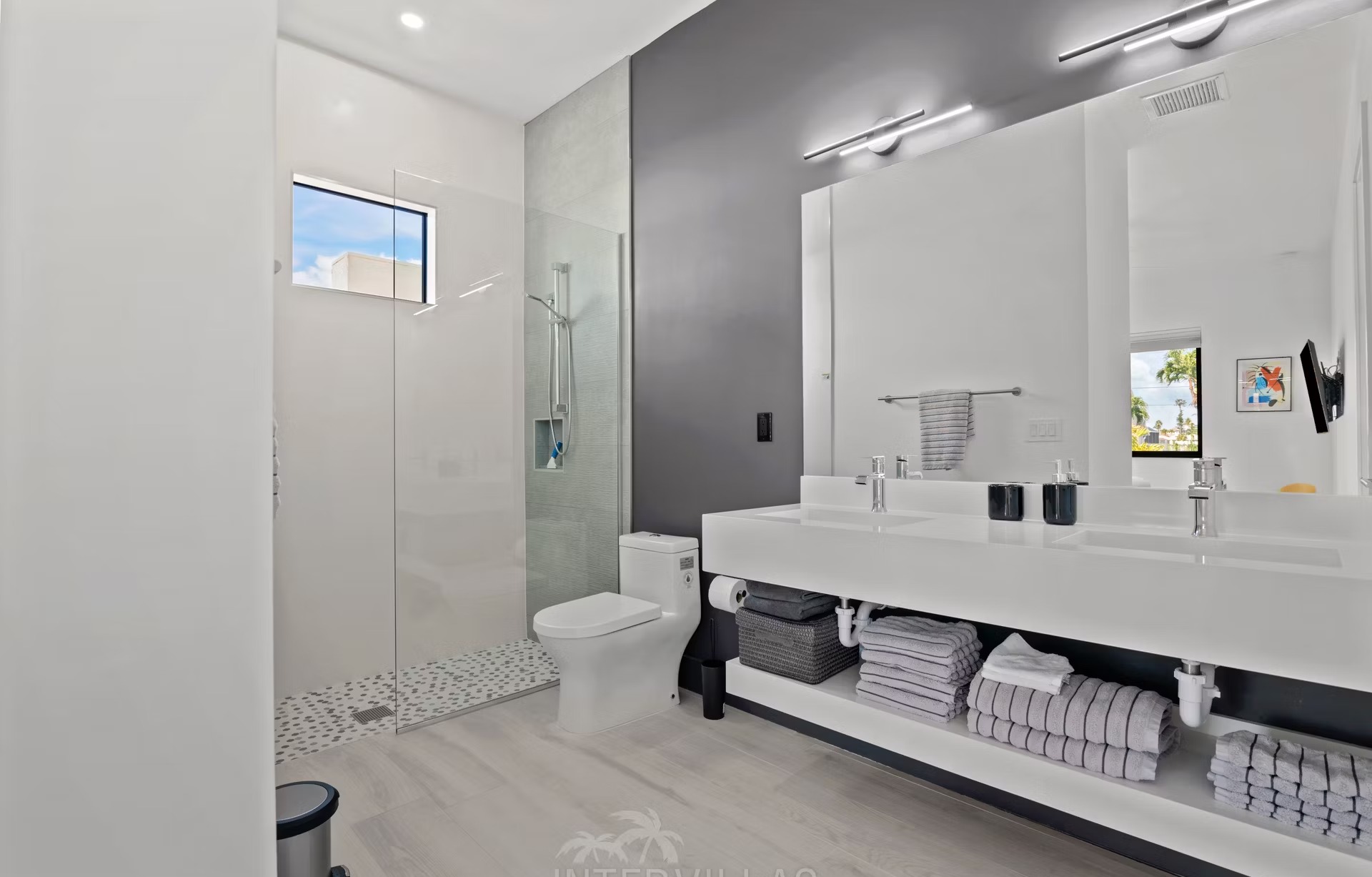 Sonnige Poolterrasse mit Salzwasser-Pool, Spa und Blick aufs Wasser.