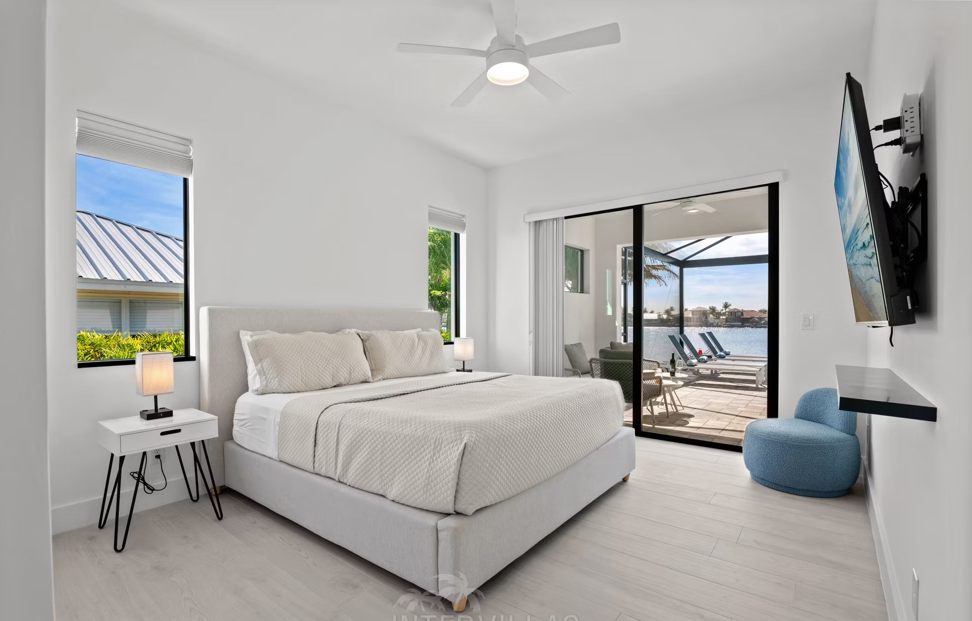 Moderne Villa in Waterfront-Lage mit südlich ausgerichtetem Salzwasser-Pool und Spa.