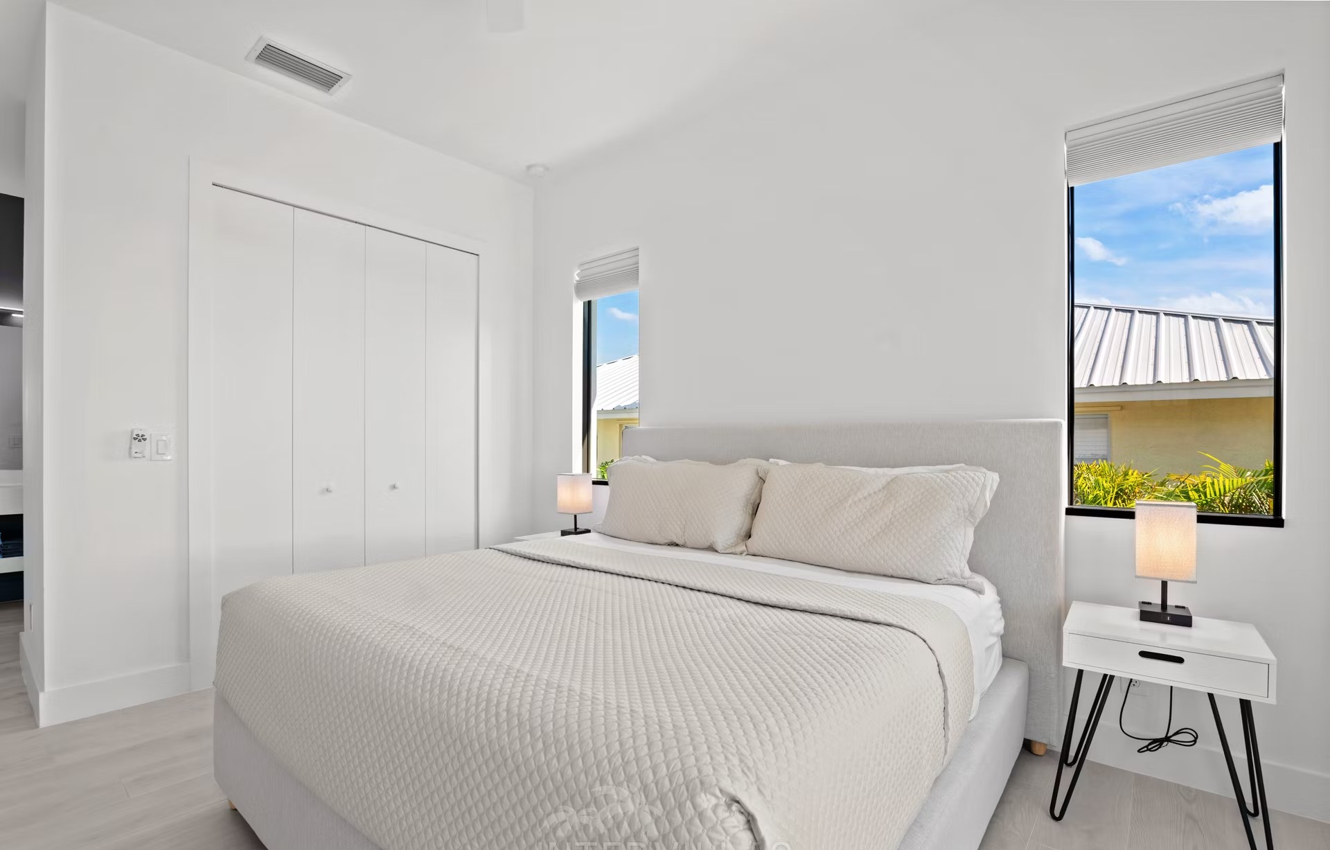 Moderne Villa in Waterfront-Lage mit Salzwasser-Pool und Spa.