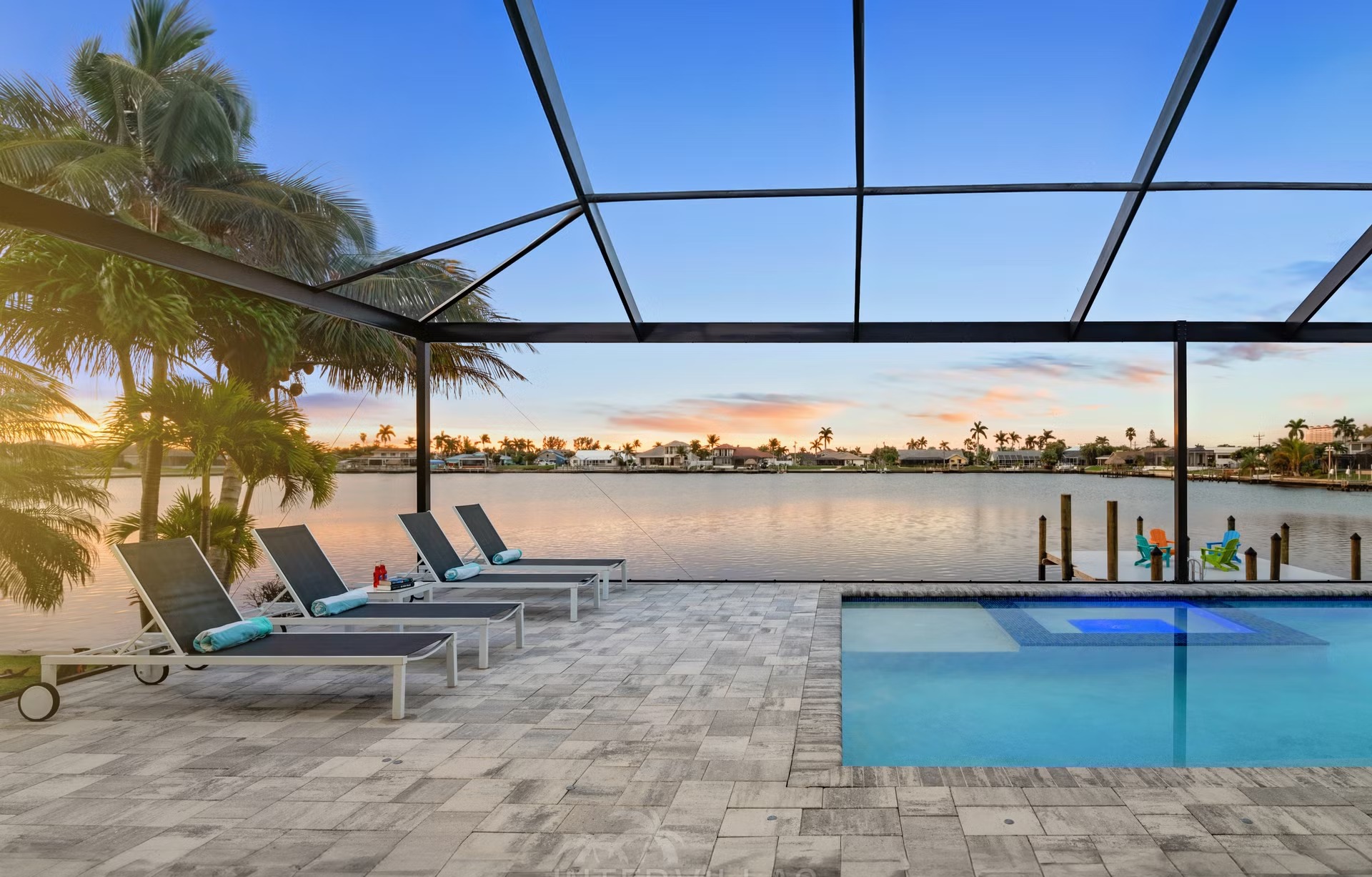 Moderne Villa in Cape Coral direkt am Wasser mit Salzwasser-Pool und Spa.