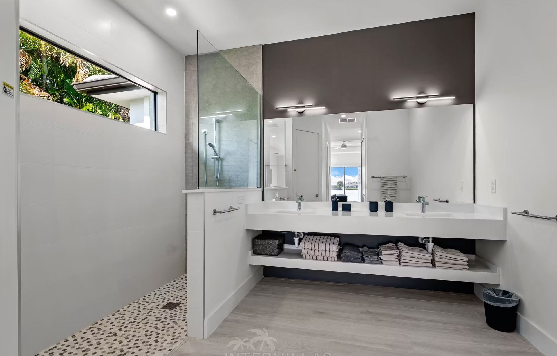 Sonnige Poolterrasse mit Salzwasser-Pool und Spa am Wasser.