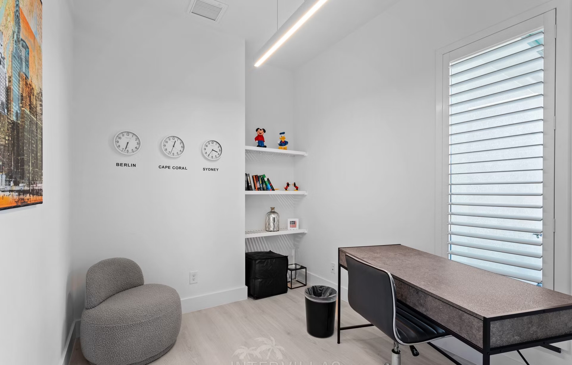 Moderne Villa in Wasserlage mit Salzwasser-Pool und Spa.