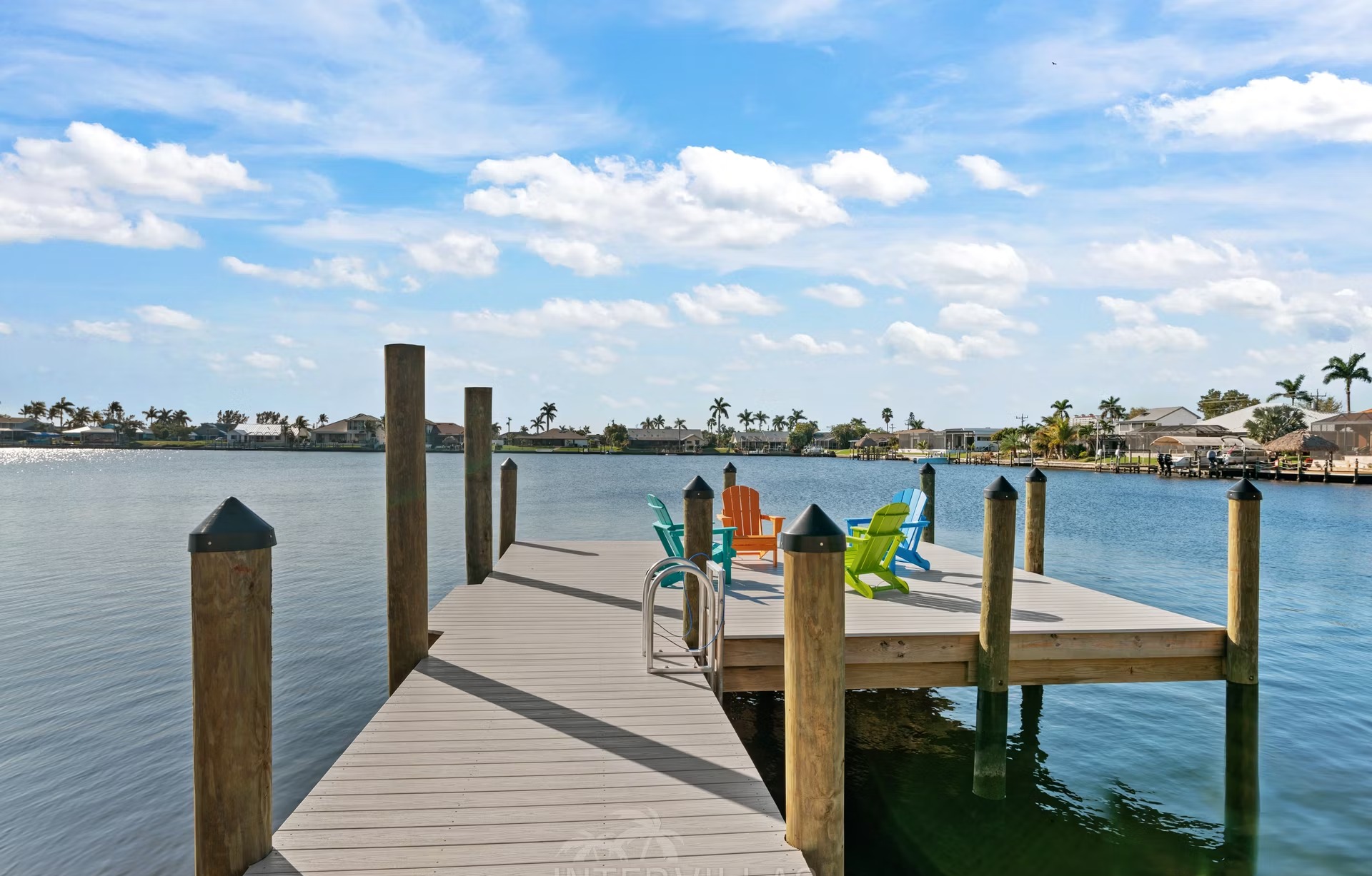 Moderne Neubau-Villa direkt am Wasser mit Salzwasser-Pool und Spa.