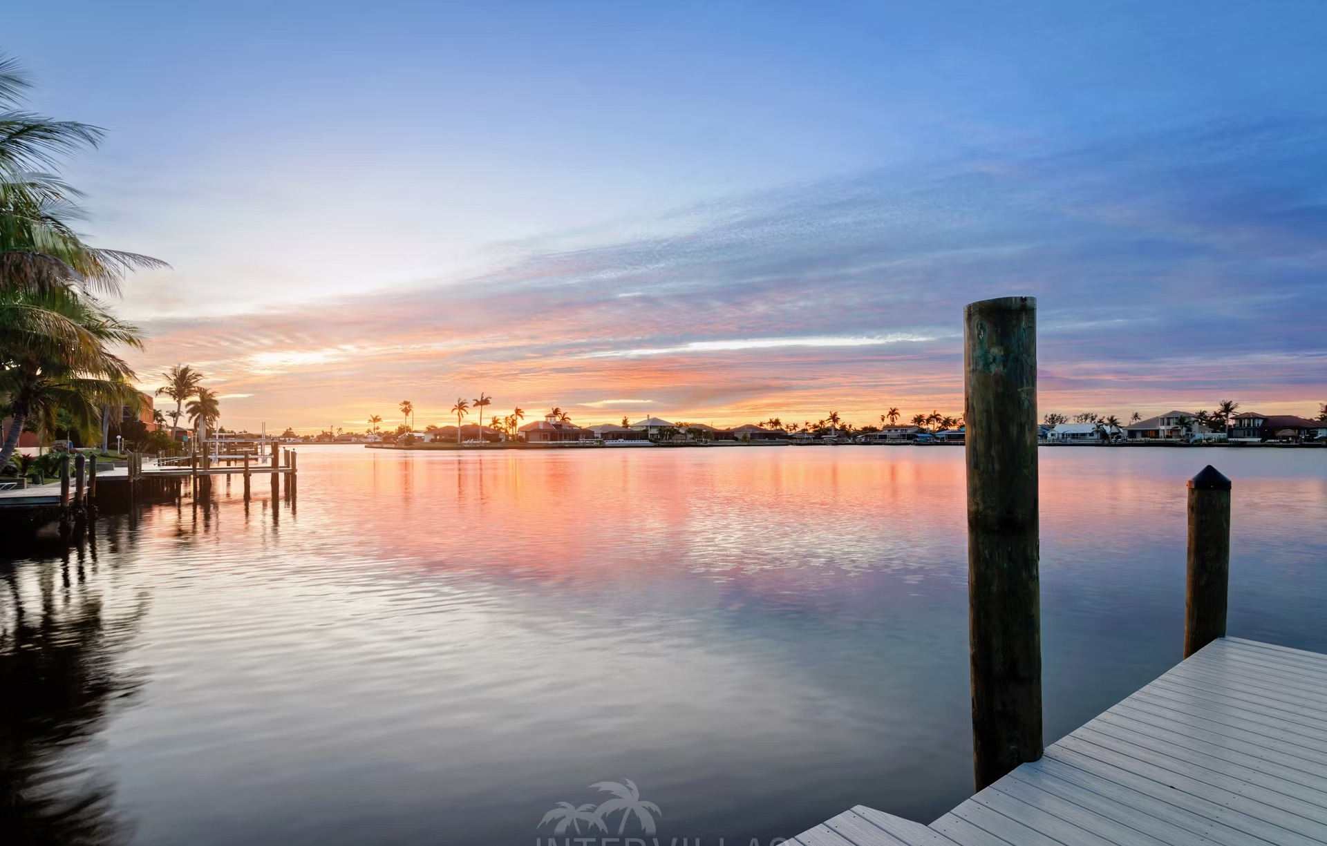 Sonnige Poolterrasse mit Salzwasser-Pool, Spa und Blick aufs Wasser.