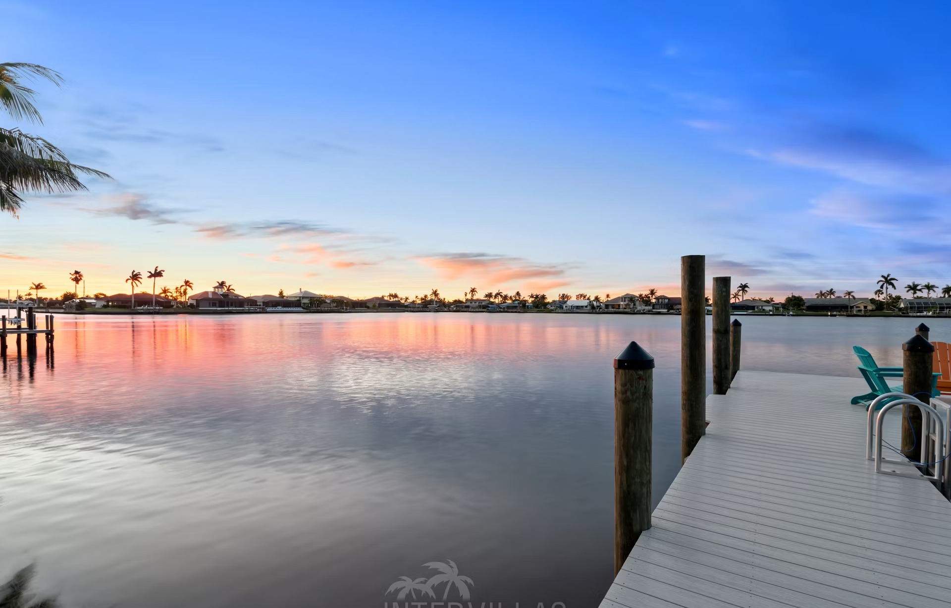 Südseitiger Salzwasser-Pool mit Spa und Blick aufs Wasser.
