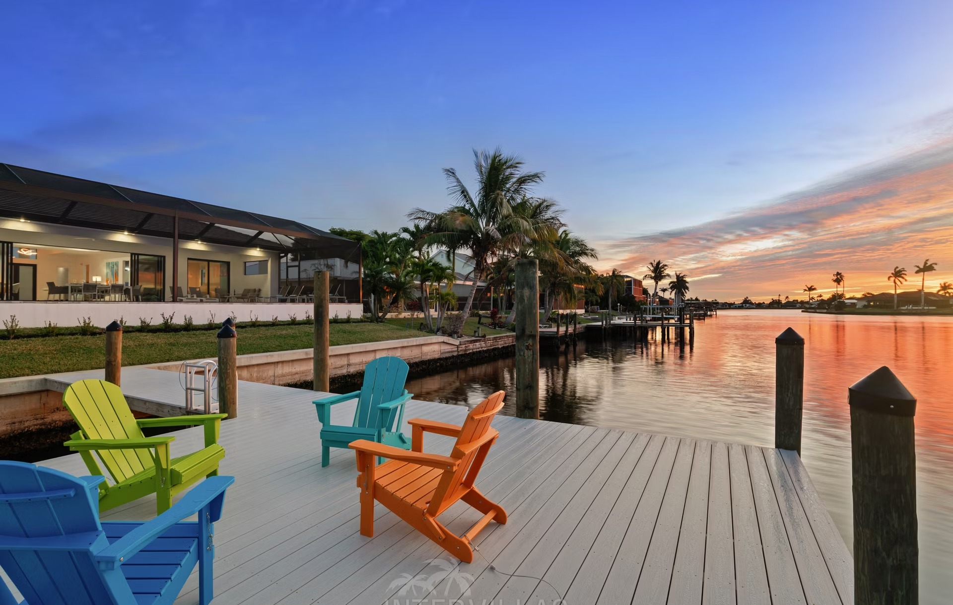 Sonnige Poolterrasse mit Salzwasser-Pool und Spa direkt am Wasser.