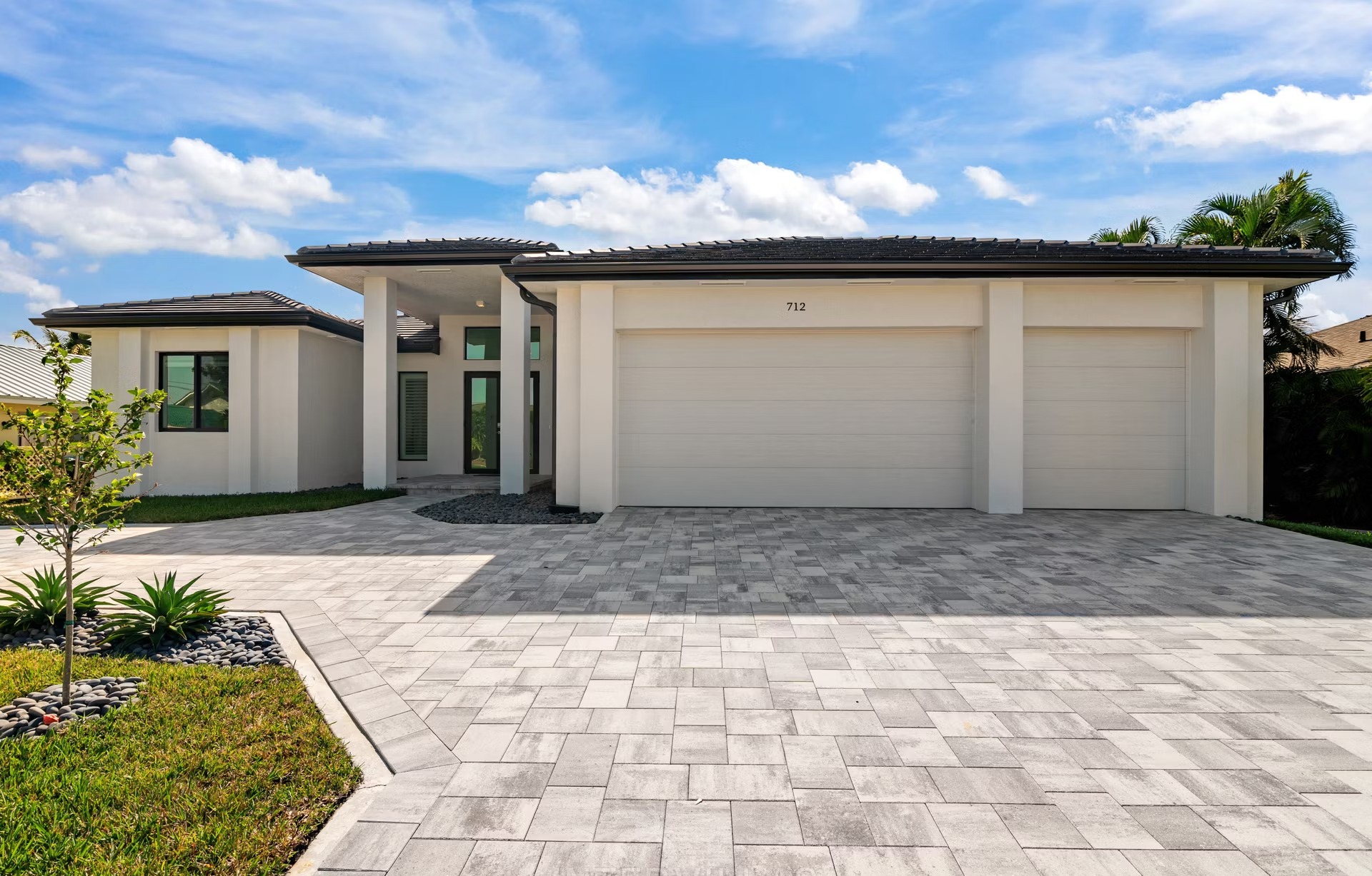 Moderne Villa am Wasser in Cape Coral mit Salzwasser-Pool und Spa.
