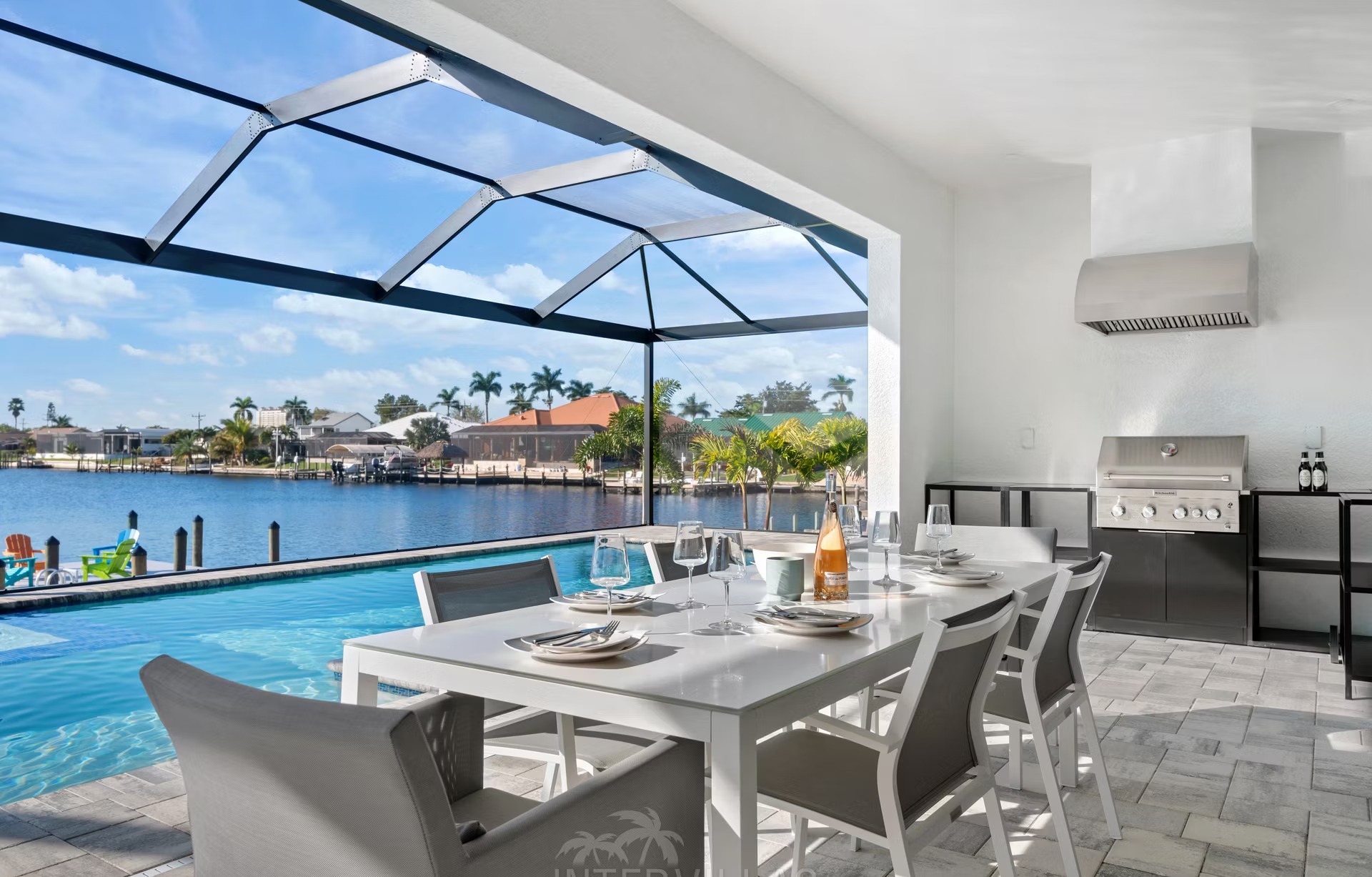 Moderne Villa am Wasser mit Salzwasser-Pool und Spa, Blick auf die 8-Lakes.