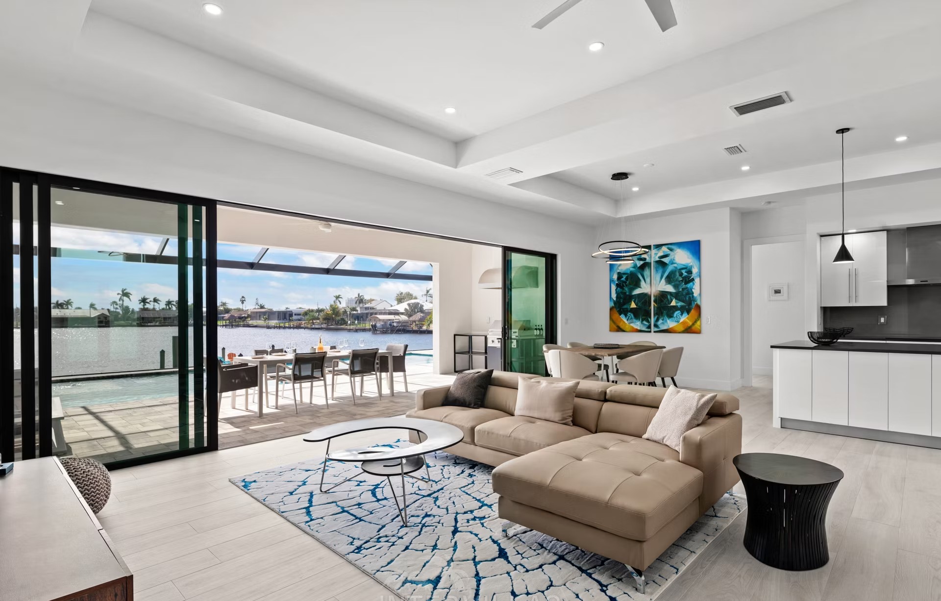 Südlich ausgerichteter Salzwasser-Pool mit Spa und Blick aufs Wasser.