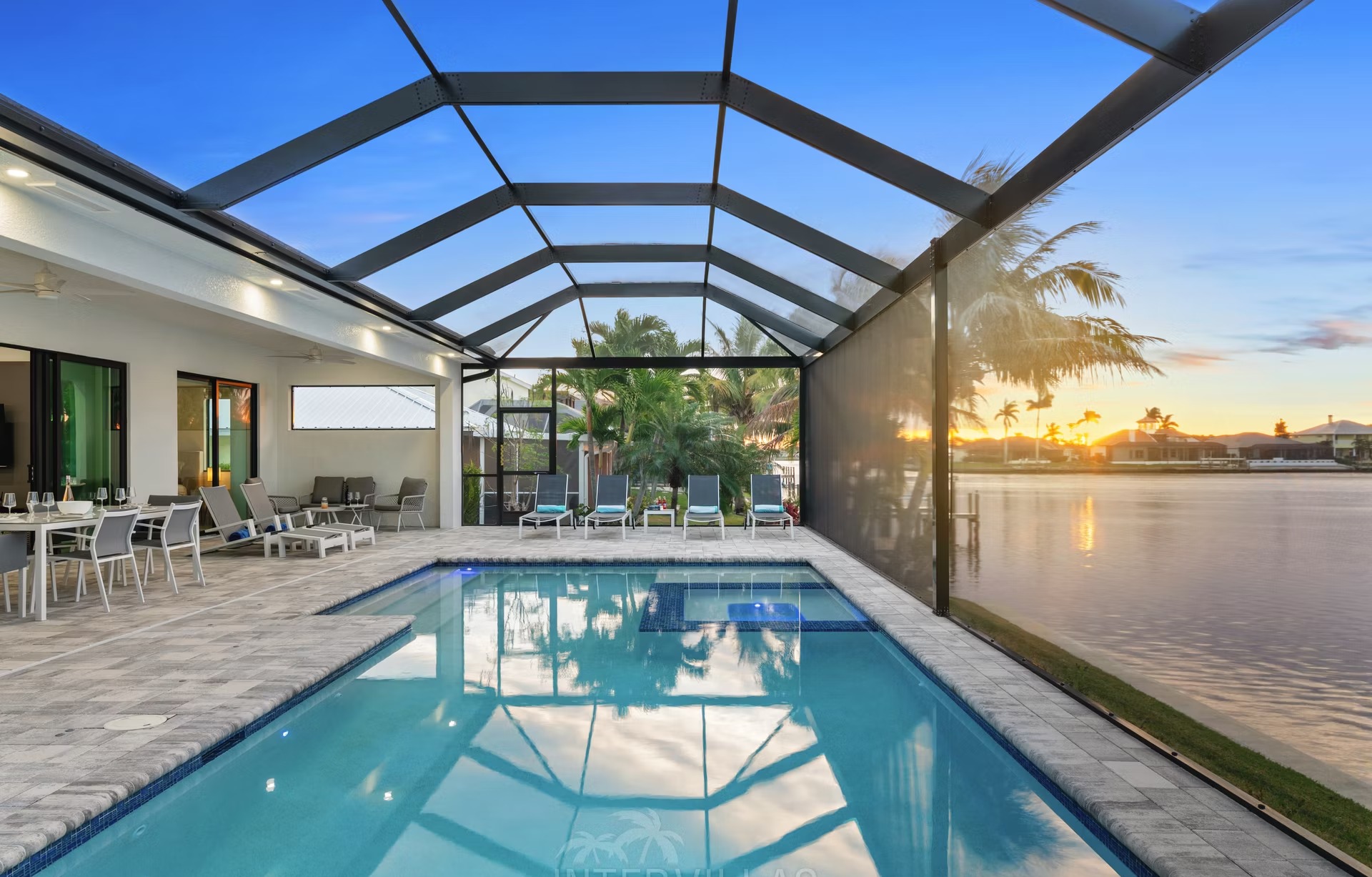 Moderne Villa am Wasser mit Salzwasser-Pool und Spa.