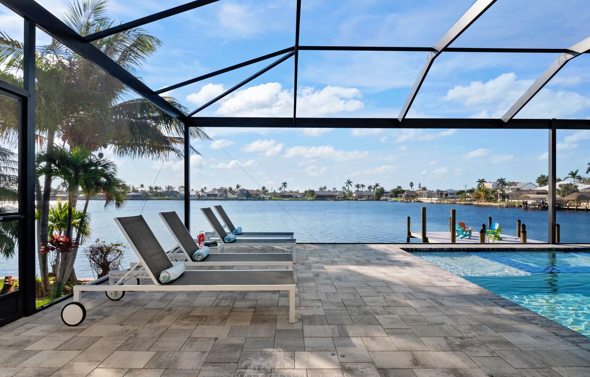 Moderne Villa am Wasser mit Pool und Spa in Cape Coral.