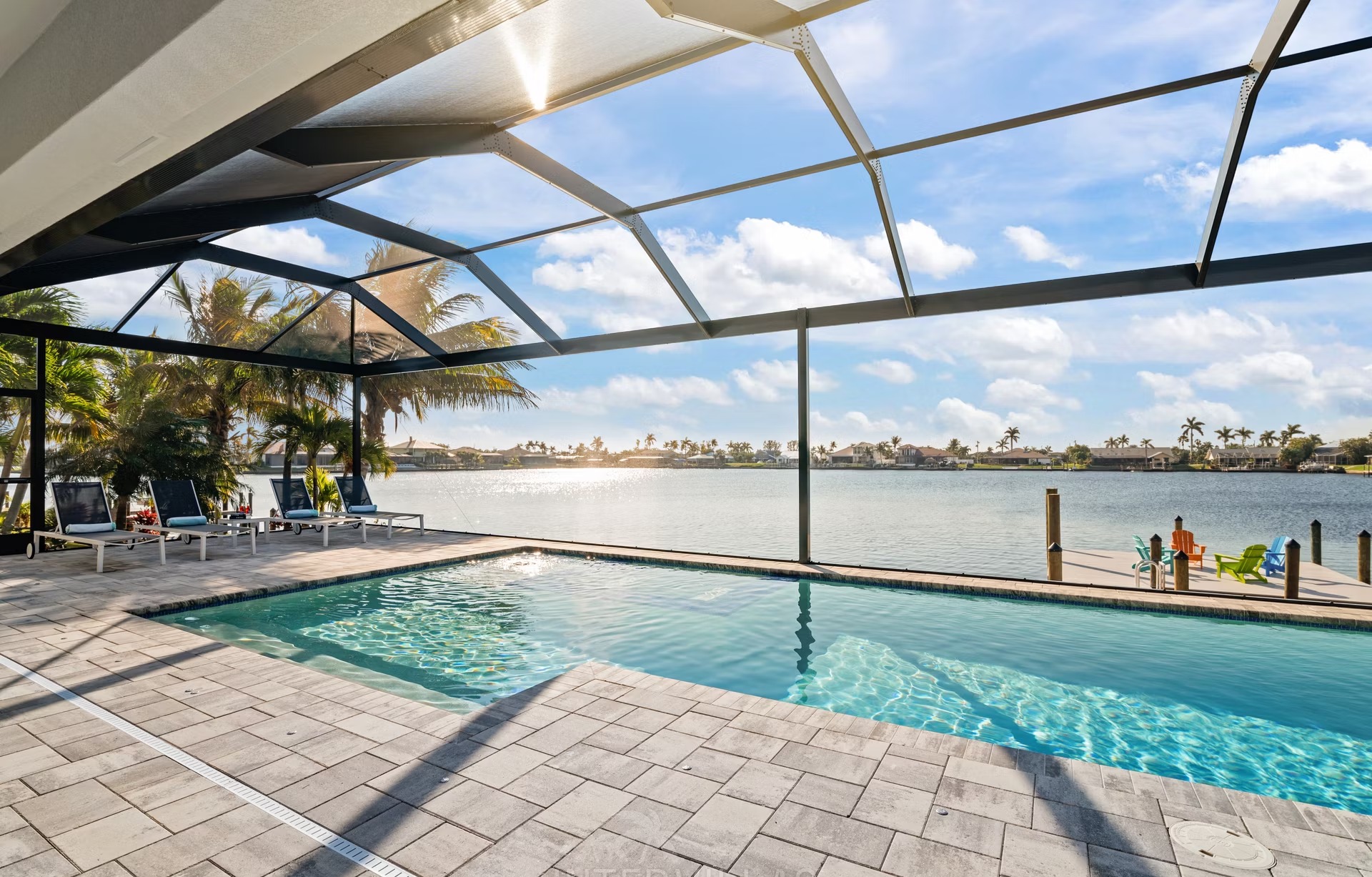 Südseitiger Salzwasser-Pool mit Spa und Blick aufs Wasser.