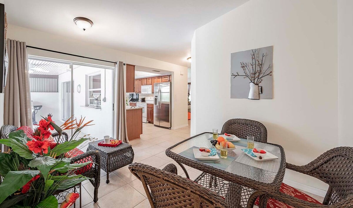 Beheizter Pool mit Sonnenliegen und Grillbereich im eingezäunten Garten.