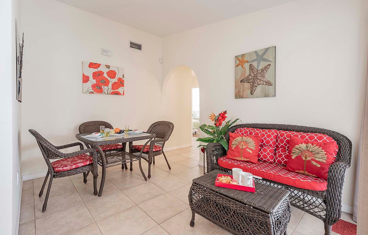 Sonnige Poolterrasse mit beheiztem Pool, Grill und Sitzbereich im eingezäunten Garten.