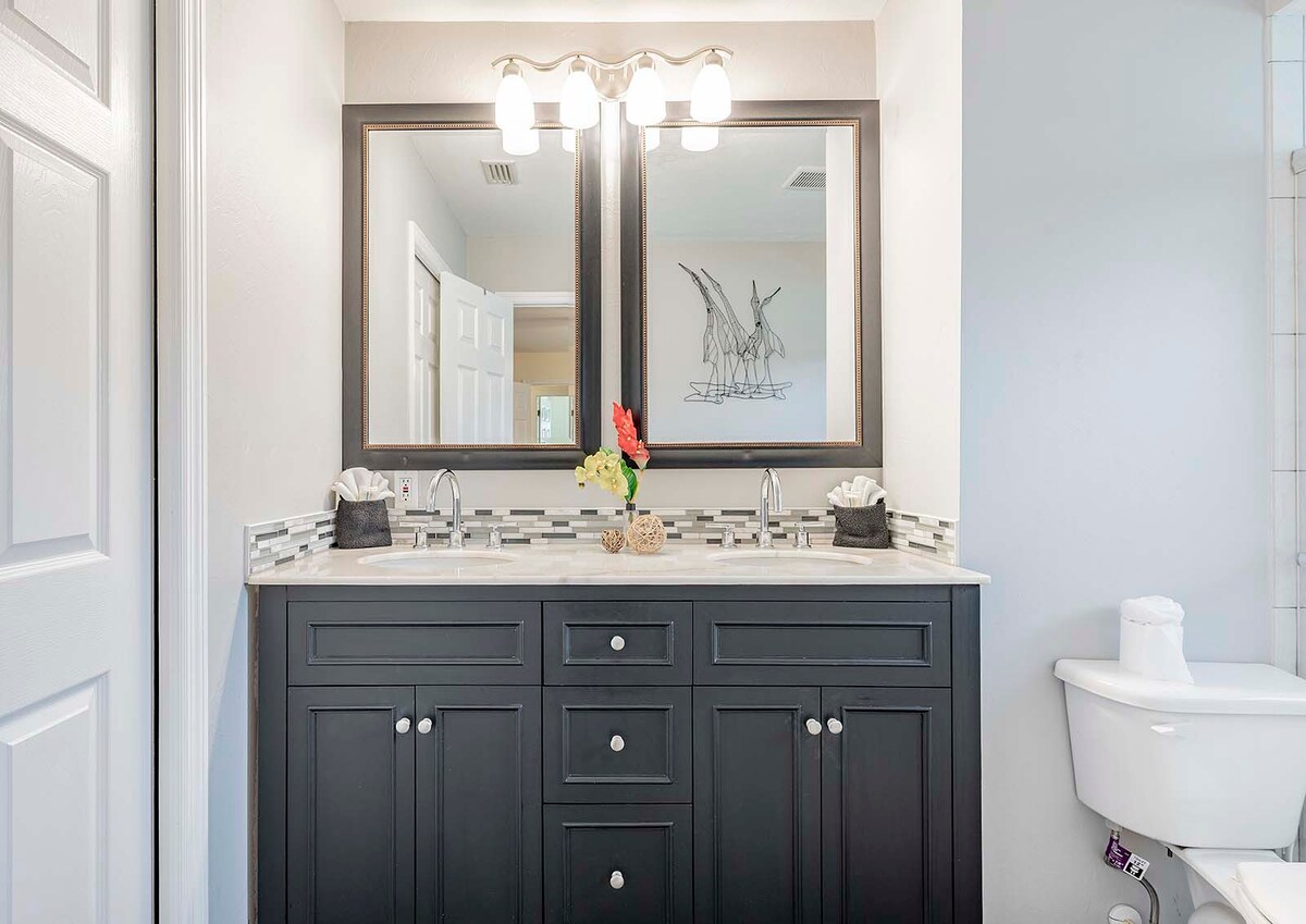 Sonnige Poolterrasse mit beheiztem Pool, Grill und Sitzbereich im eingezäunten Garten.