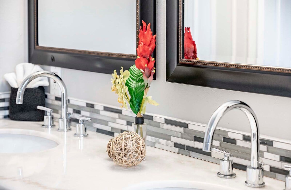 Sonniger Außenbereich mit beheiztem Pool, Grill und eingezäuntem Garten.