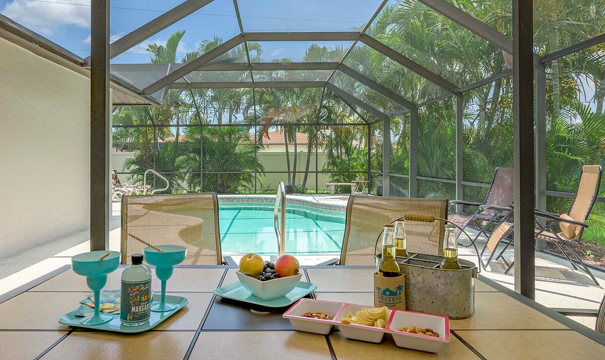 Sonniger, beheizter Poolbereich mit Grill und Sitzplatz im eingezäunten Garten.