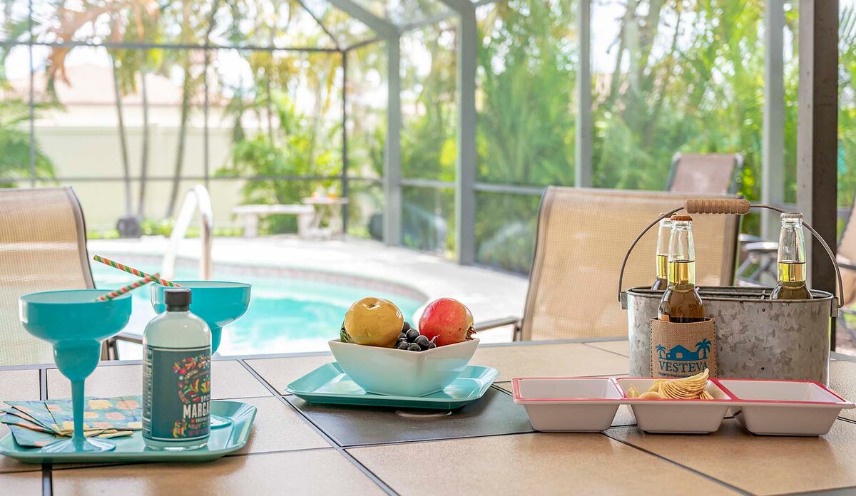 Sonnige Poolterrasse mit beheiztem Pool, Grill und eingezäuntem Garten.