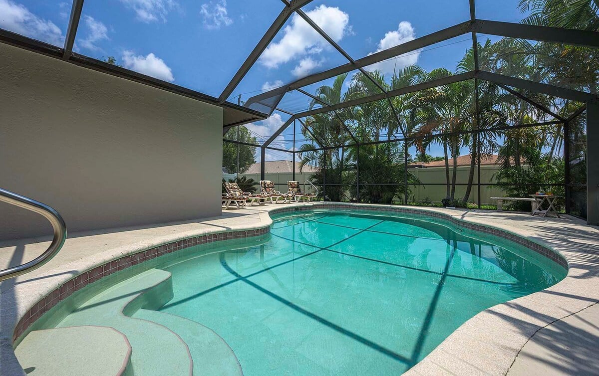 Eingezäunter Gartenbereich mit Pool und Grillplatz in Südlage.