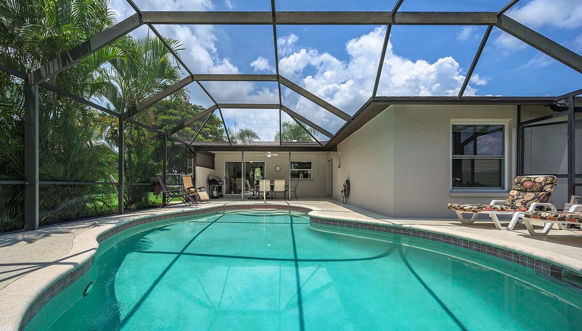 Beheizter Pool mit Terrasse und Grillbereich im eingezäunten Garten.