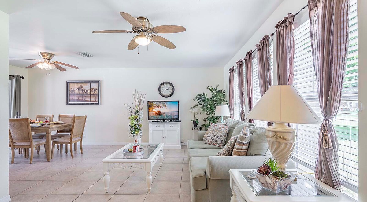 Sonniger Poolbereich mit Grill und eingezäuntem Garten.