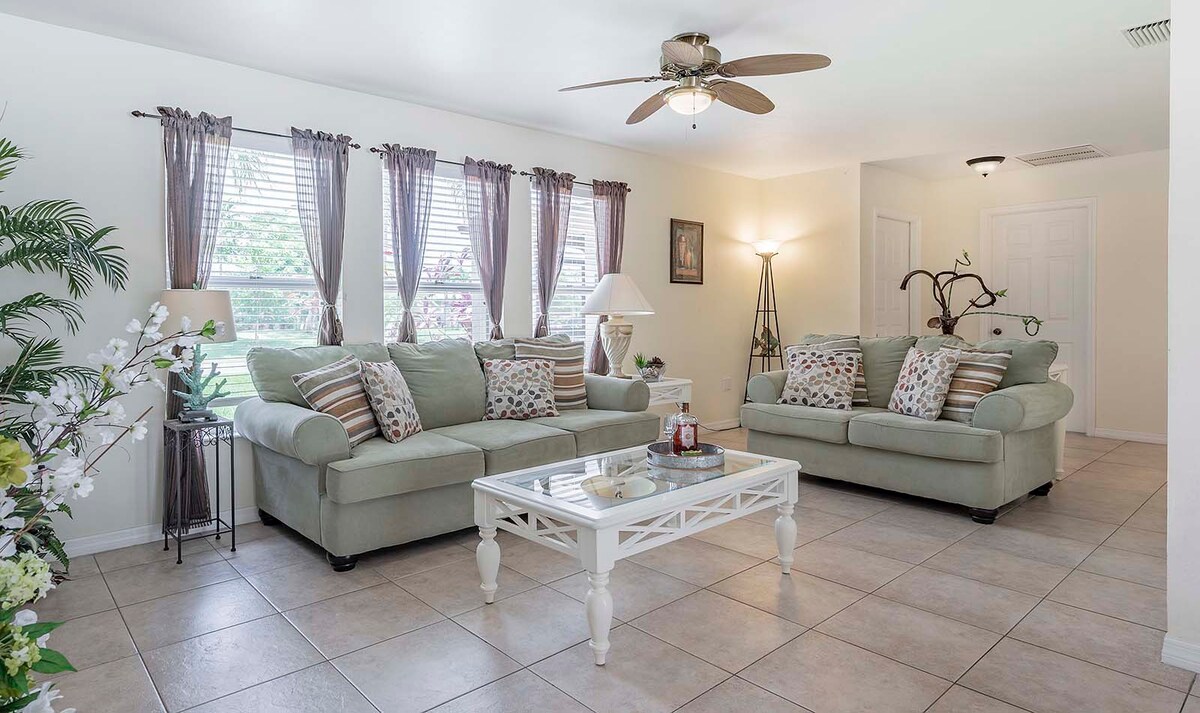 Sonniger Poolbereich mit Grill und Sitzplatz im eingezäunten Garten.