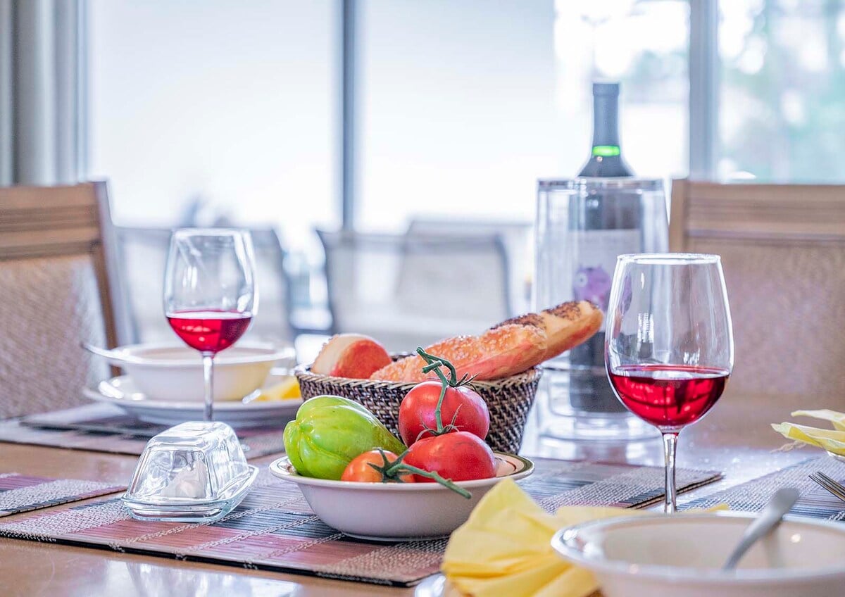 Sonniger Poolbereich mit Grill und Sitzplatz im eingezäunten Garten.