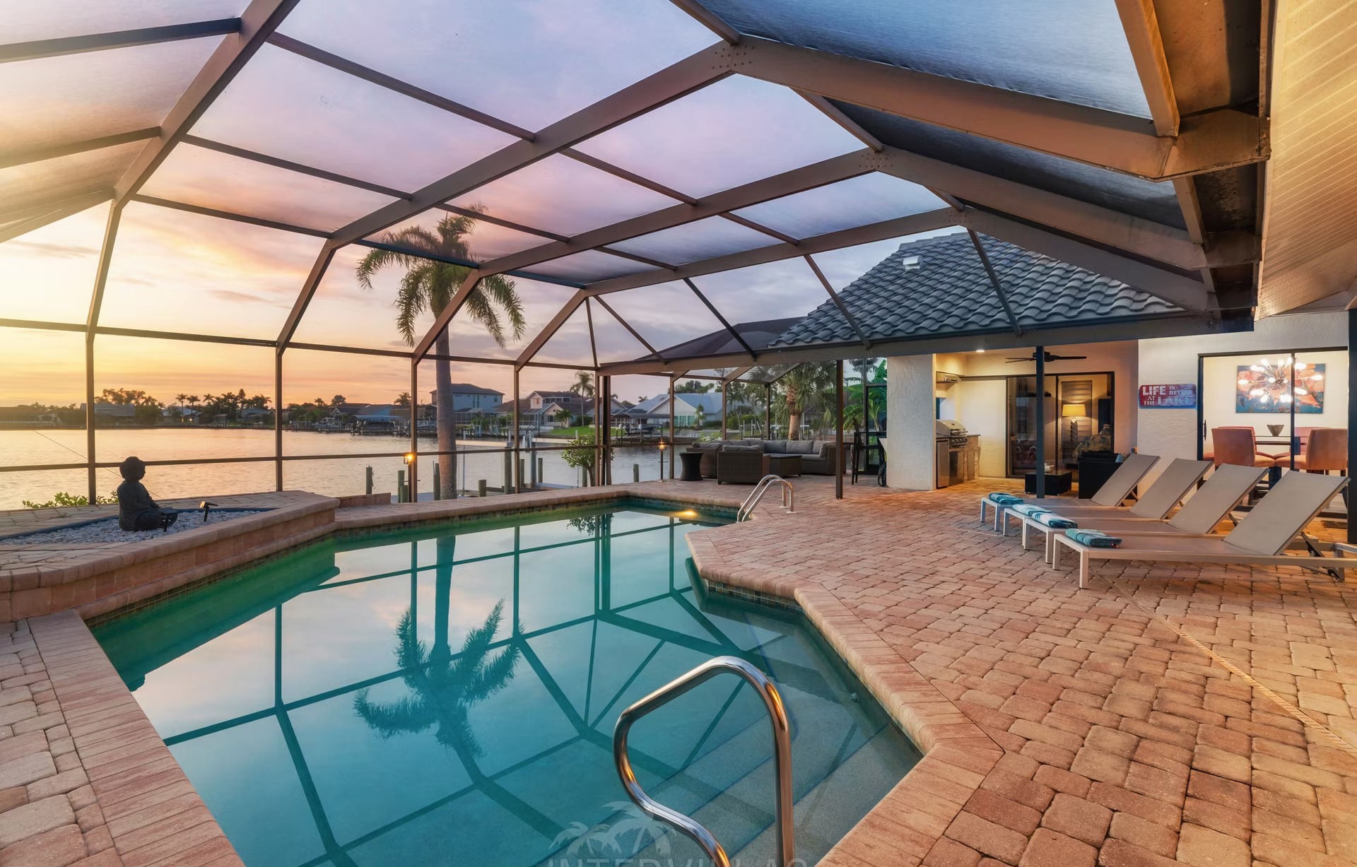 Beheizter Pool mit Wasserblick, Bootsdock und Außenküche auf der Lanai.