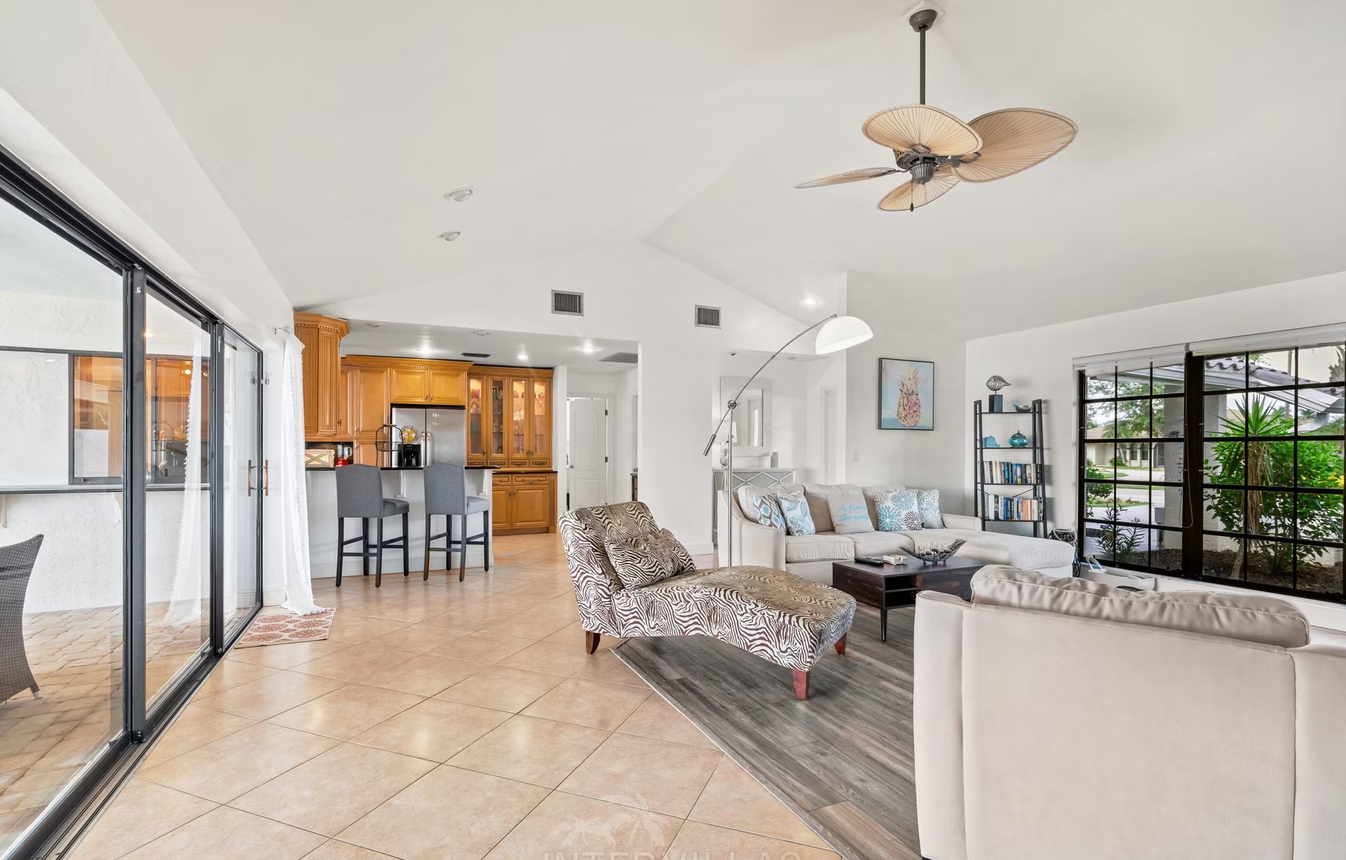 Beheizter Pool mit Lanai, Outdoor-Küche und Blick aufs Wasser.