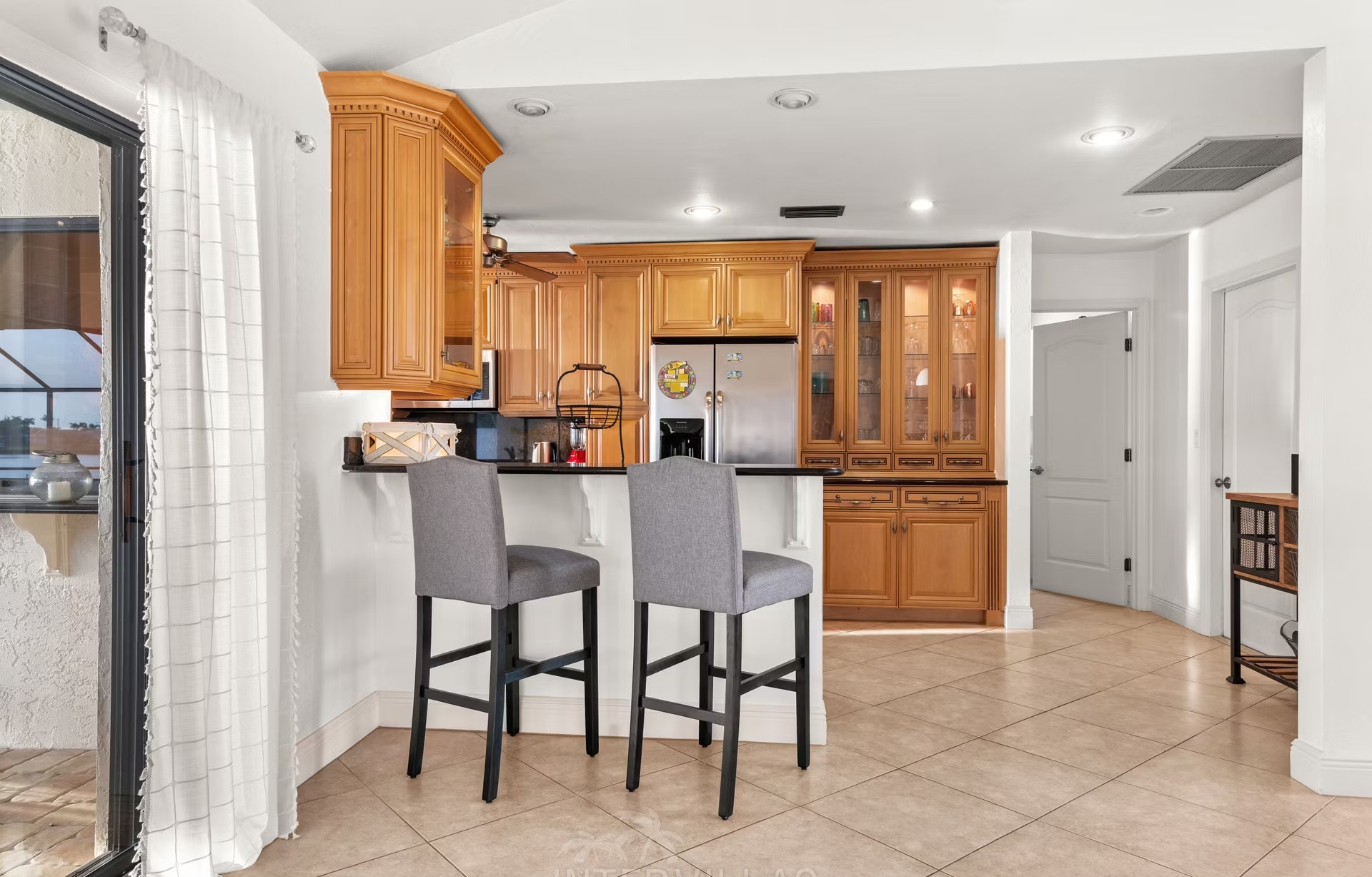 Beheizter Pool mit Wasserblick, SunDeck und überdachtem Sitzbereich.