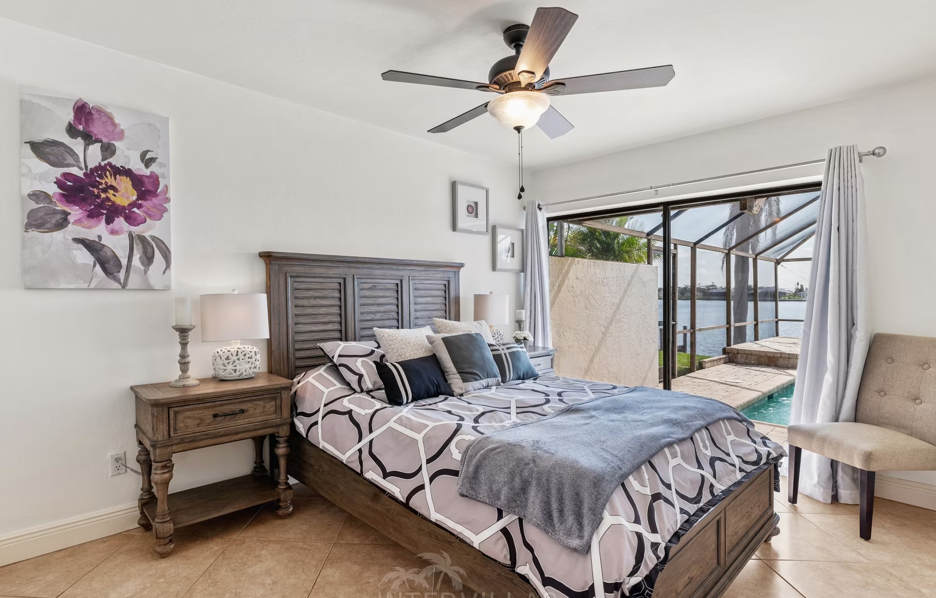 Beheizter Pool mit Wasserblick, Outdoor-Küche und überdachtem Sitzbereich.