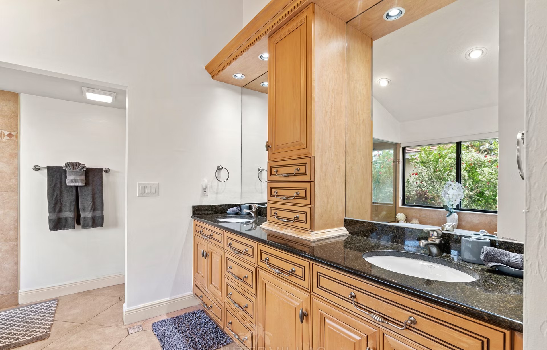 Beheizter Pool mit Liegen und Blick aufs Wasser, daneben Außenküche auf der Lanai.