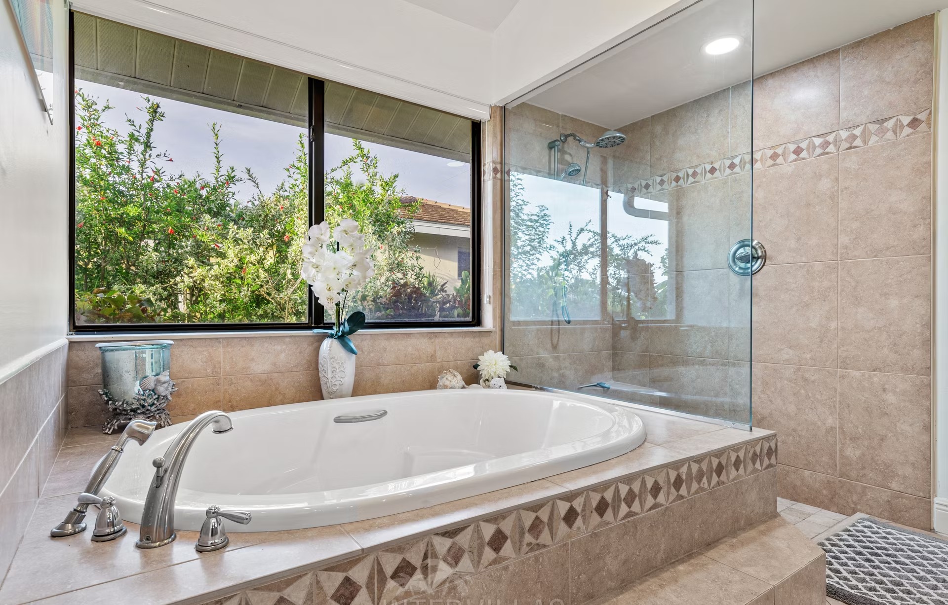 Beheizter Pool mit Wasserblick, SunDeck und Outdoor-Küche am Kanal.