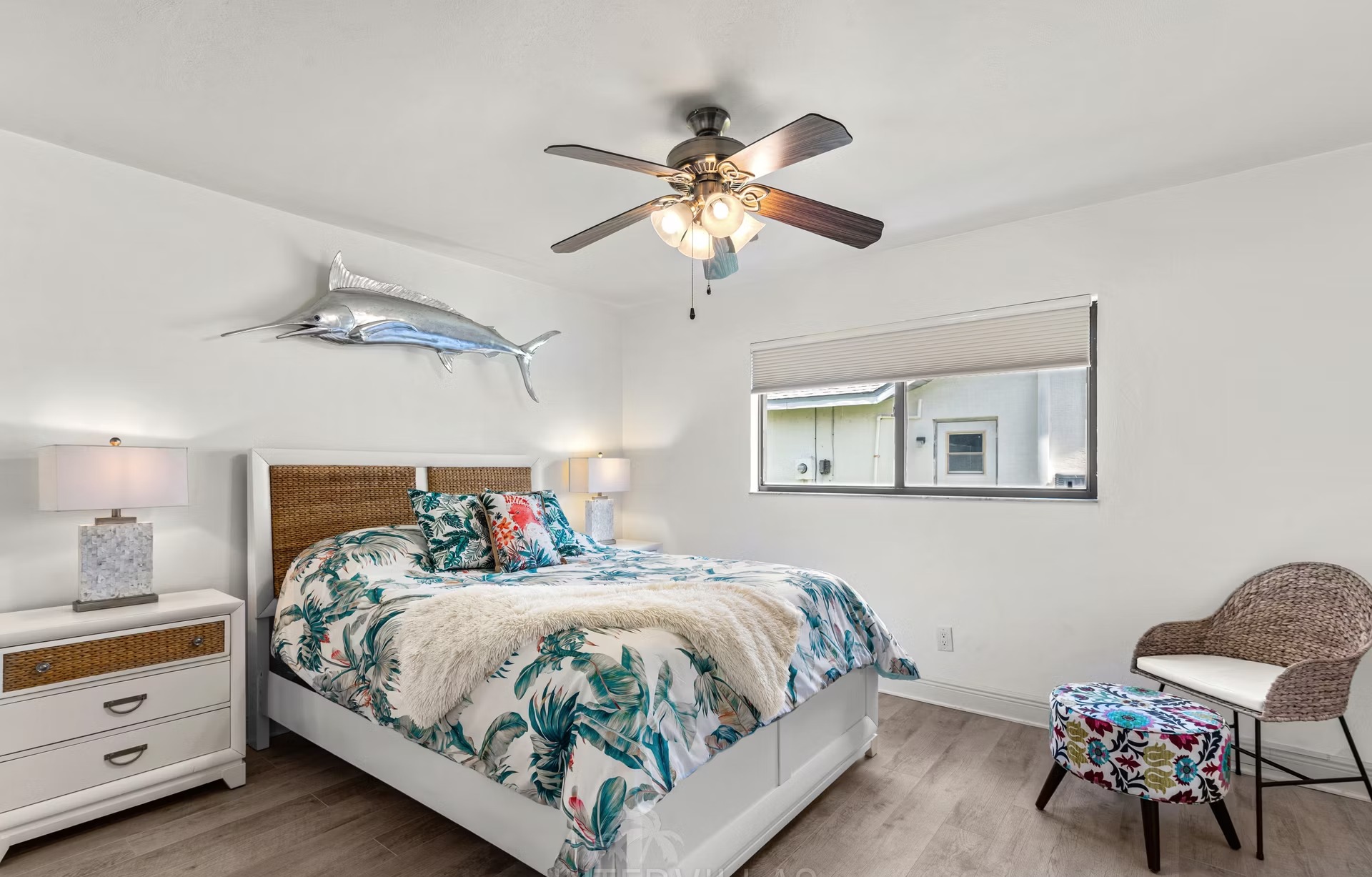 Beheizter Pool mit Wasserblick, überdachter Sitzbereich und Außenküche auf der Lanai.