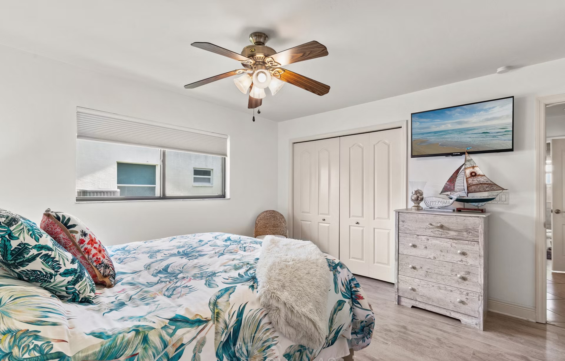 Beheizter Pool mit Wasserblick, überdachter Sitzbereich und Außenküche auf der Lanai.