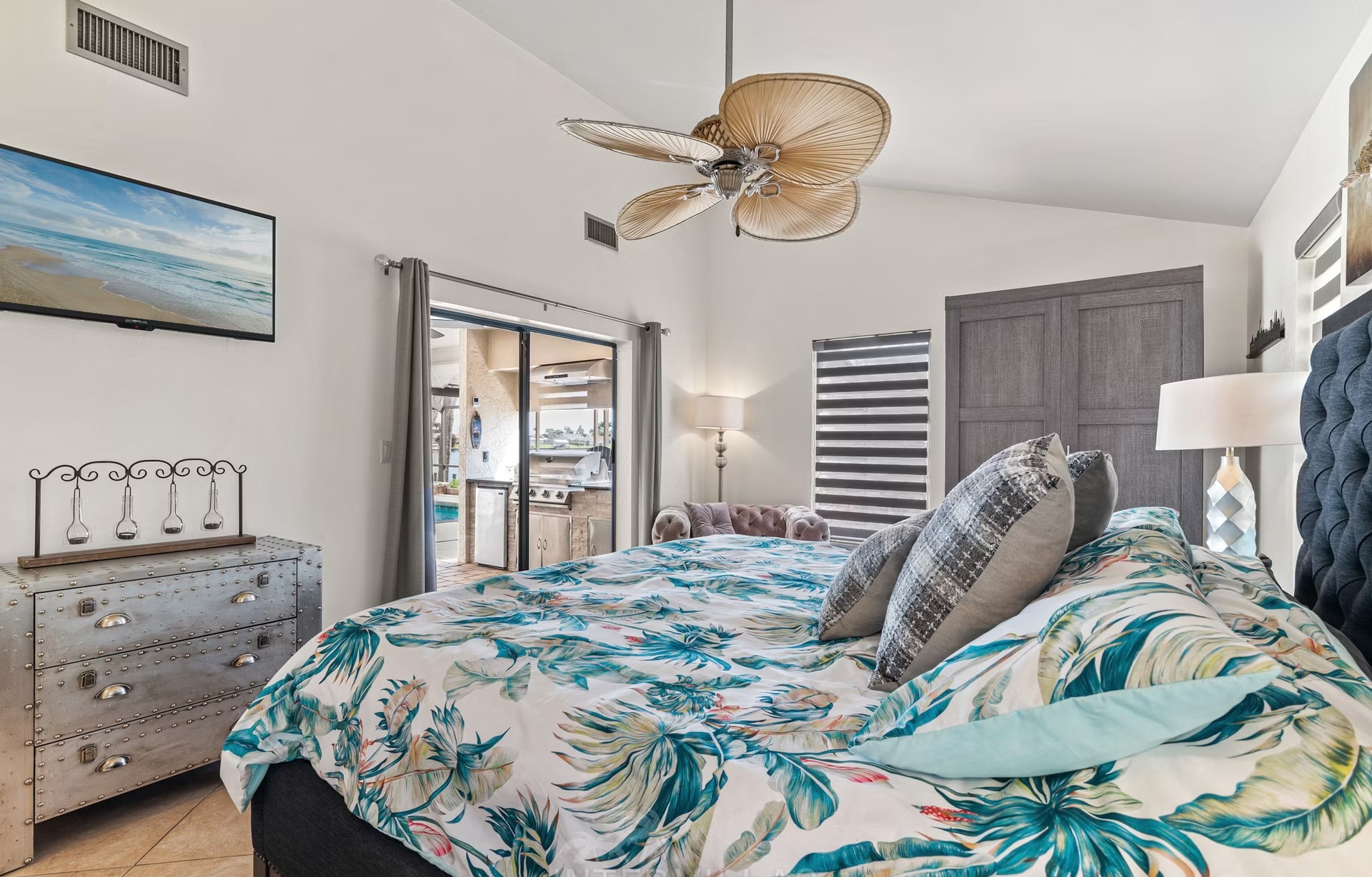 Beheizter Pool mit Blick aufs Wasser, Außensitzbereich und Outdoor-Küche.