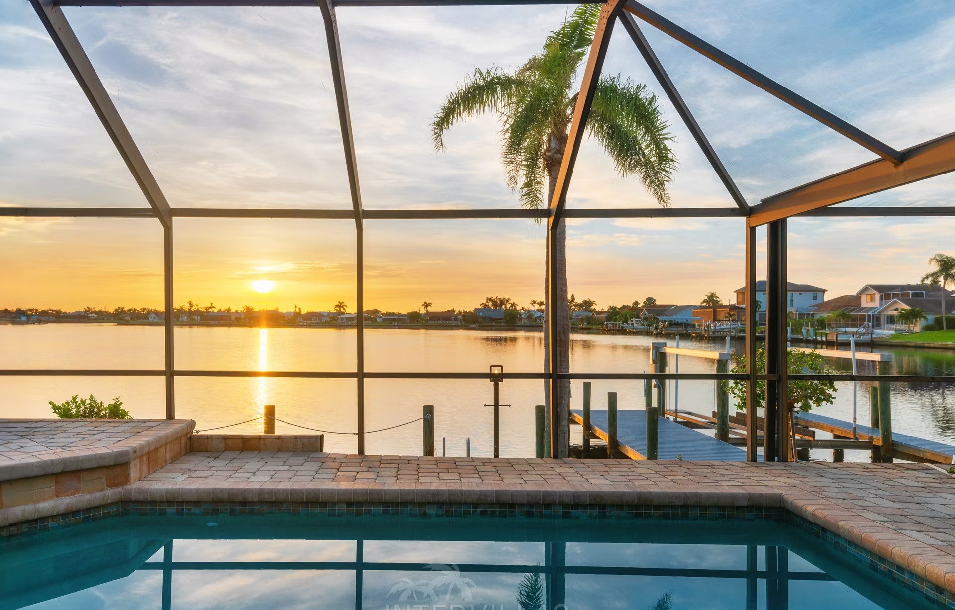 Beheizter Pool auf der Lanai mit Wasserblick und Outdoor-Küche.