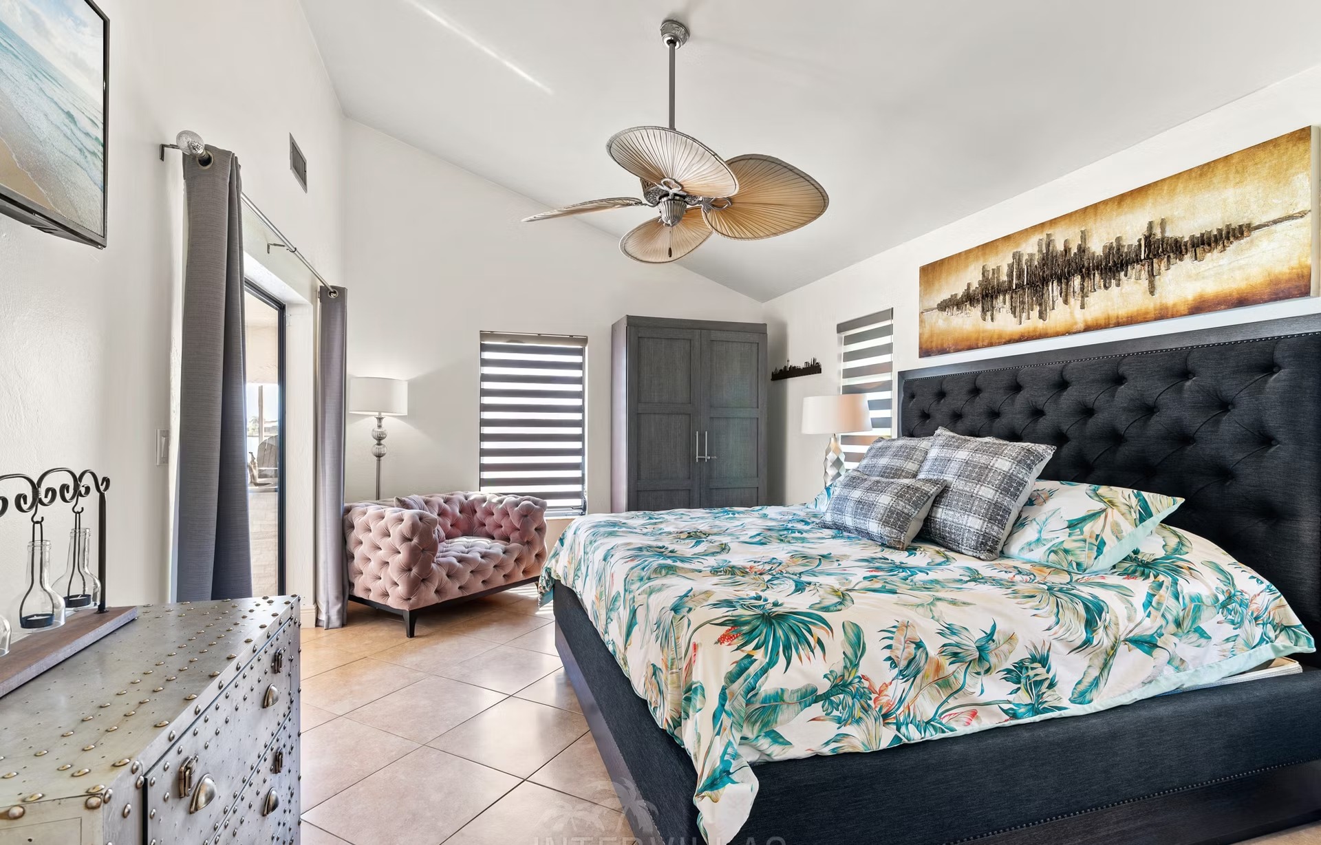 Beheizter Pool mit Wasserblick, überdachter Sitzbereich und Außenküche auf der Lanai.