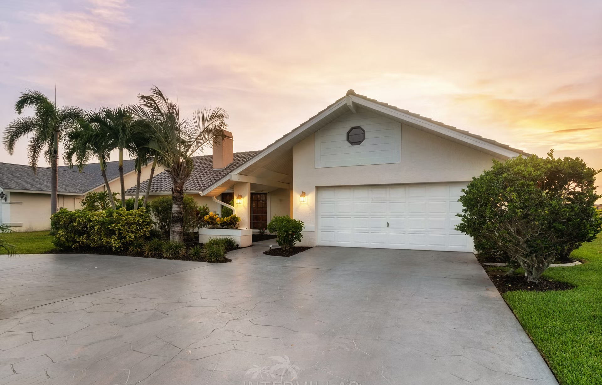 Beheizter Pool mit Lanai, Außenküche und Wasserblick am Kanal.