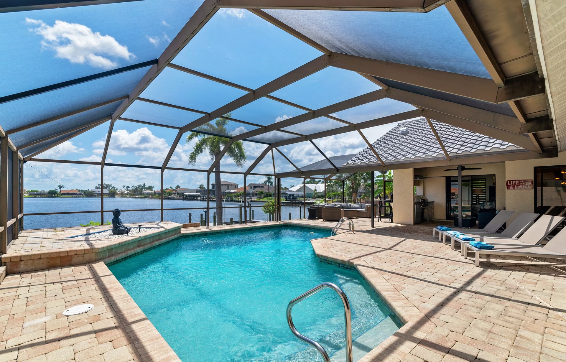 Beheizter Pool mit Lanai, Außenküche und Blick aufs Wasser.