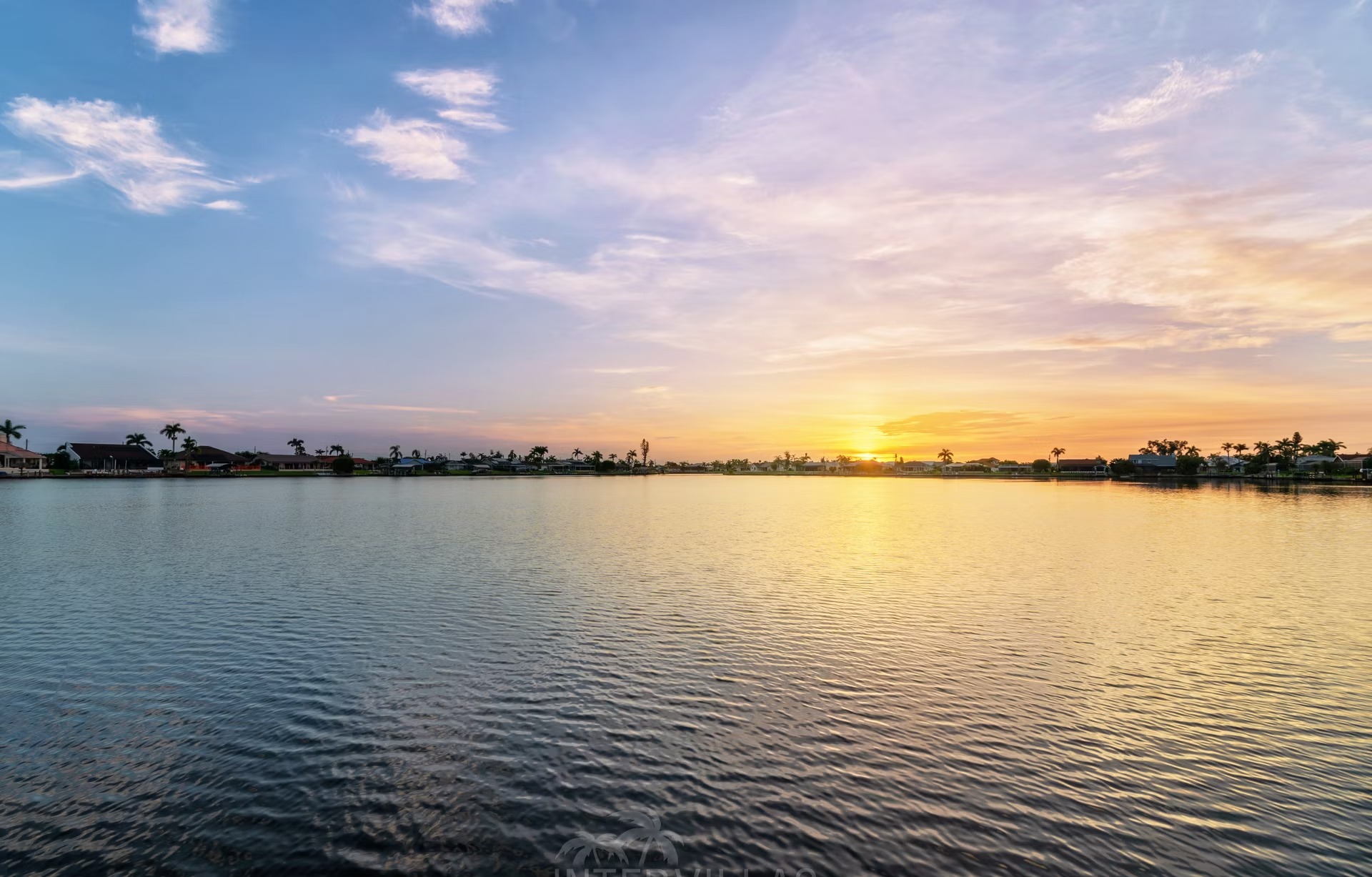 Beheizter Pool mit Wasserblick, überdachter Sitzbereich und Außenküche auf der Lanai.