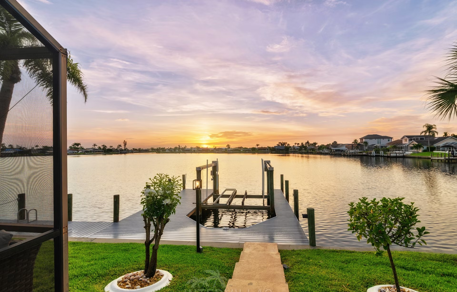 Beheizter Pool mit Lanai, Außenküche und Wasserblick am Kanal.