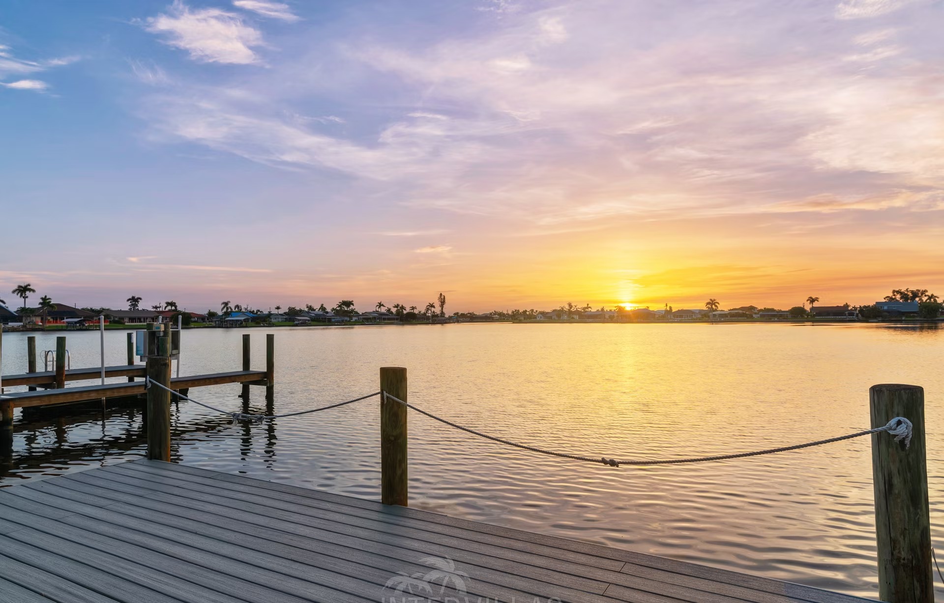 Beheizter Pool mit Wasserblick, SunDeck und überdachtem Sitzbereich.