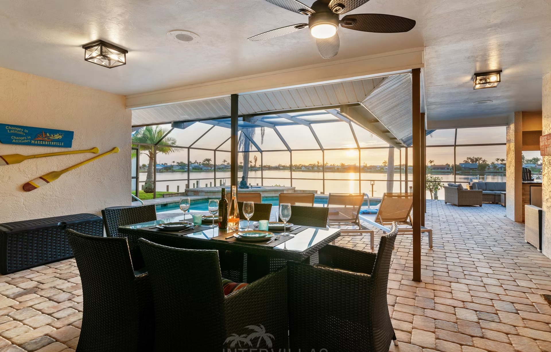 Beheizter Pool mit Liegen und überdachtem Sitzbereich auf der Lanai mit Wasserblick.