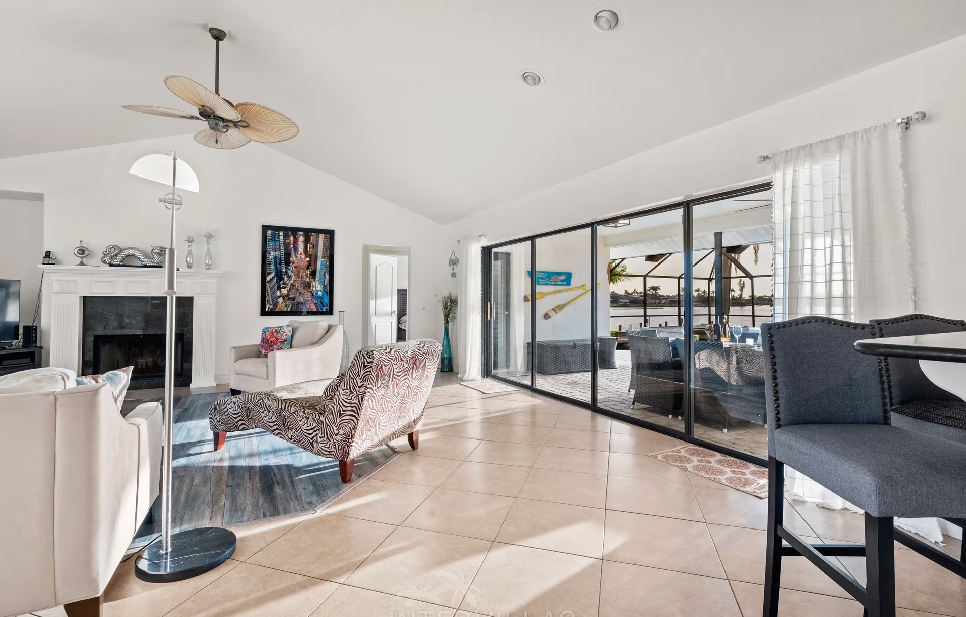 Beheizter Pool mit Wasserblick, überdachter Sitzbereich und Außenküche.