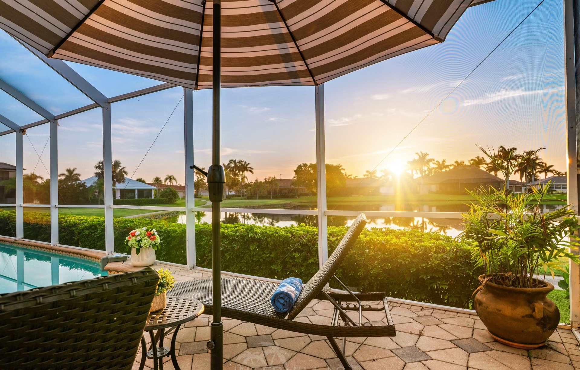 Überdachter Outdoor-Bereich mit Salzwasserpool und Spa am See