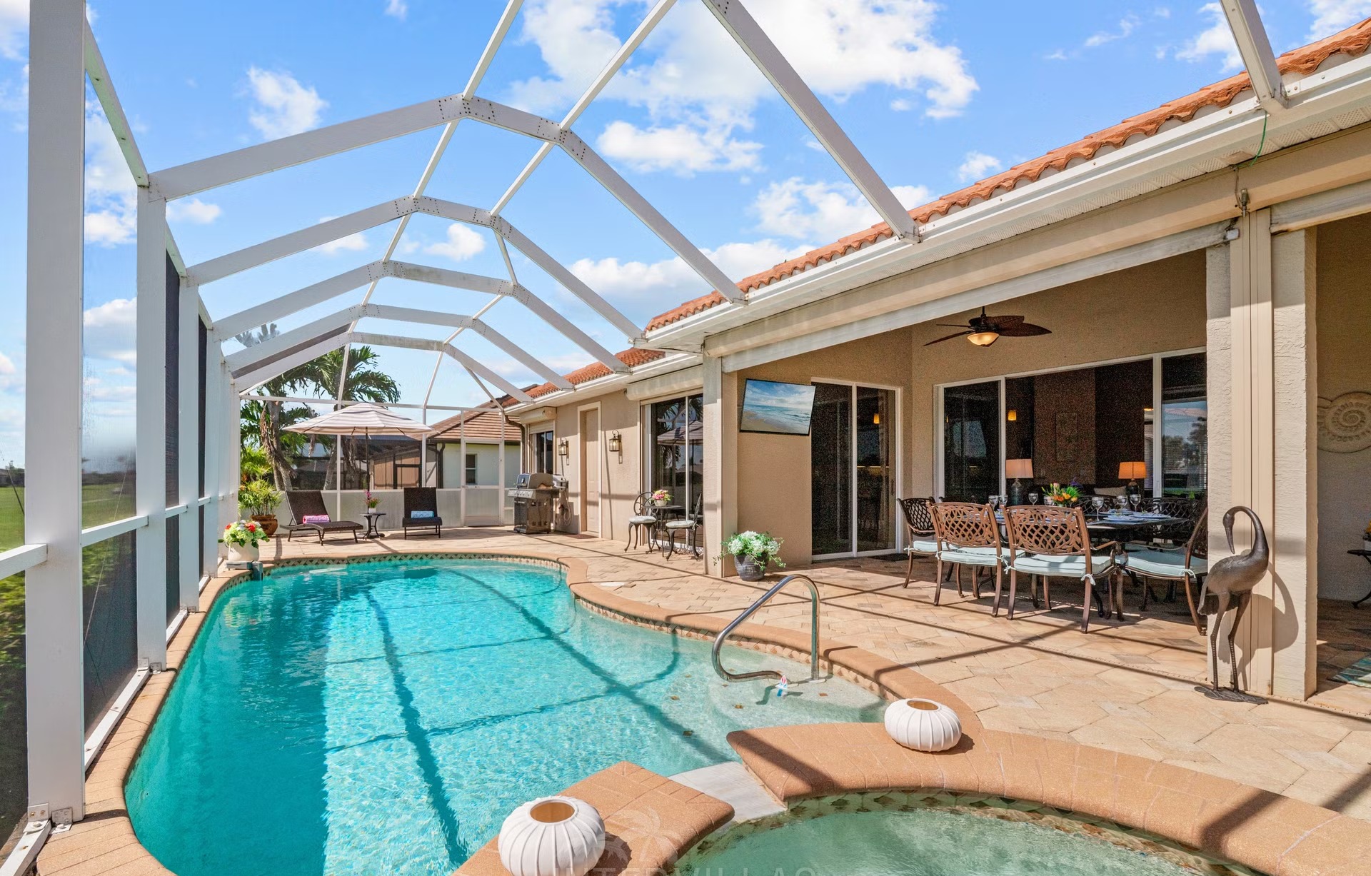 Überdachter Outdoor-Bereich mit Sitzgruppe und Blick auf den See.