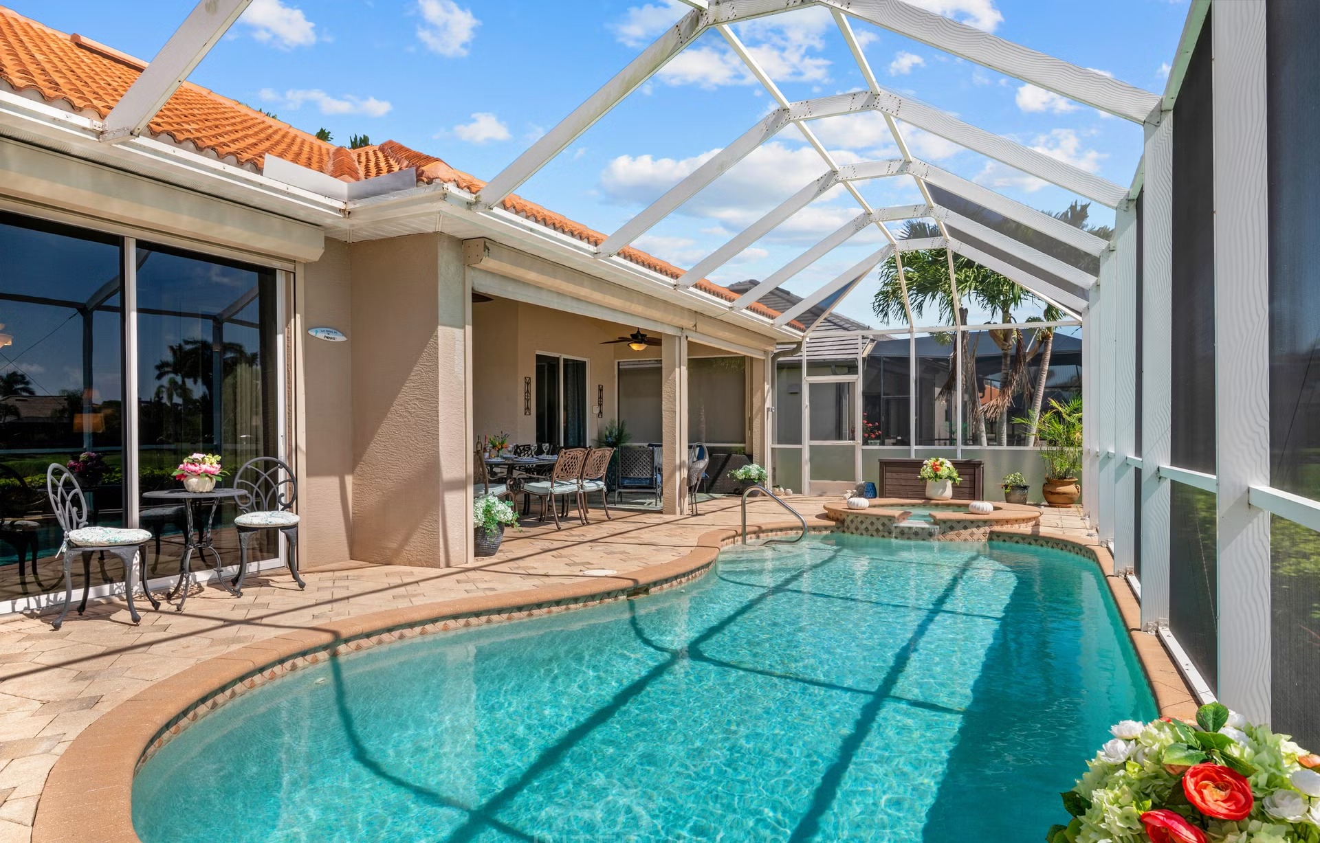 Überdachter Outdoor-Bereich mit Sitzgruppe und Blick auf den See.