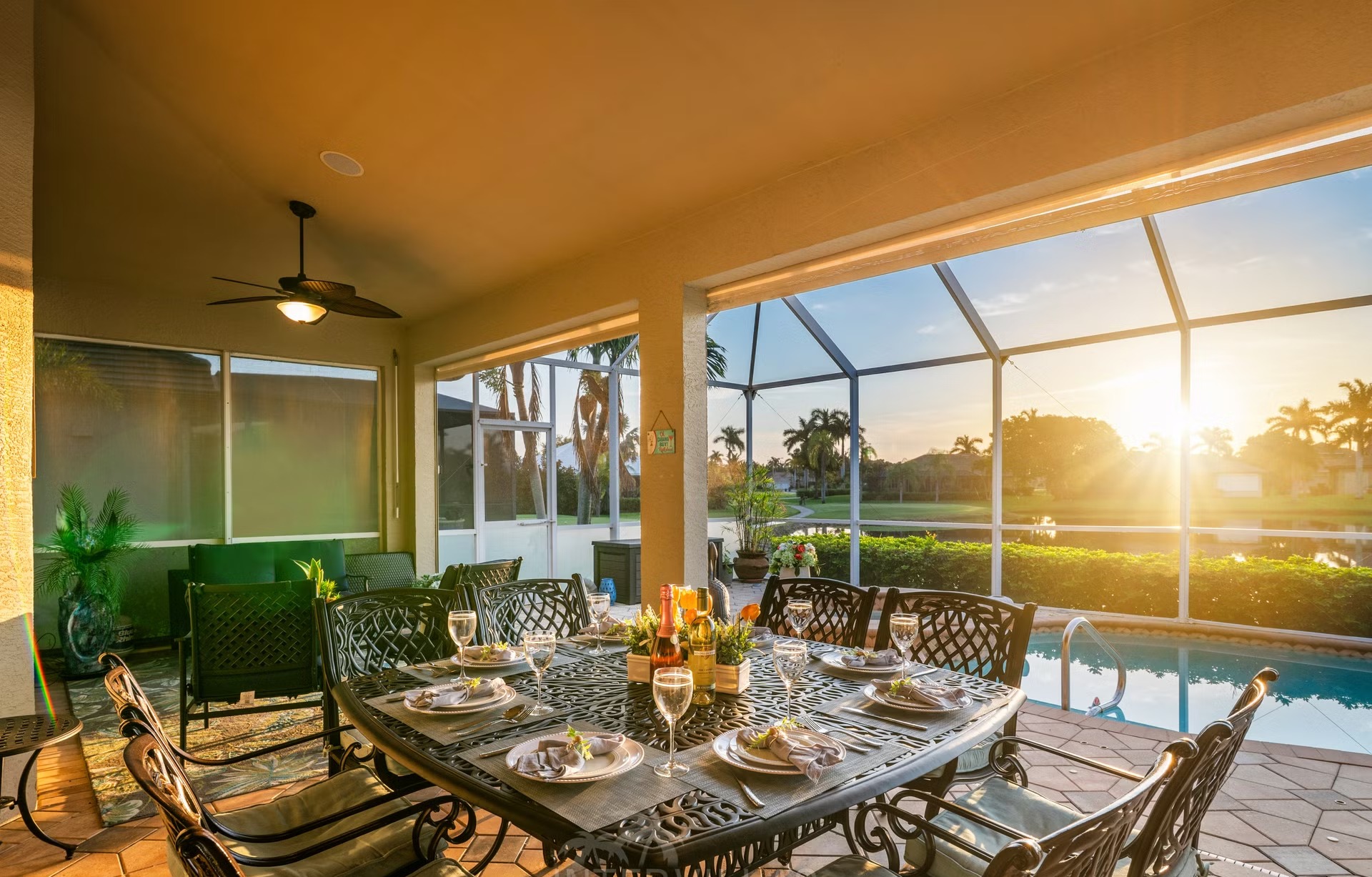 Überdachter Outdoor-Bereich mit Salzwasserpool, Spa/Jacuzzi und Seeblick.